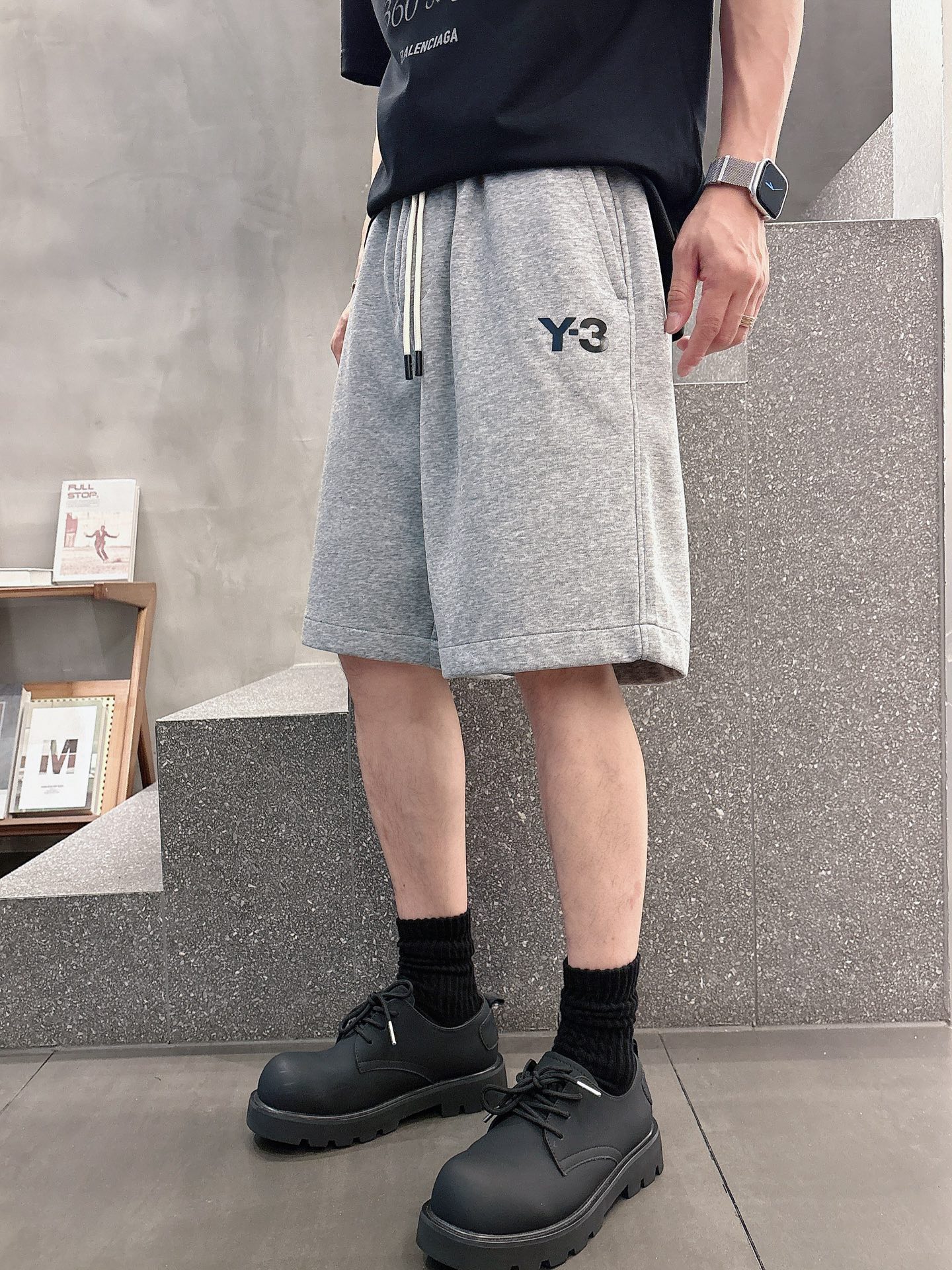   Y.3🔥🔥夏季新款短裤，采用优质棉质面料，超级轻肤软糯，面料超级好，前后两采用标识及签名印胶设计，五
