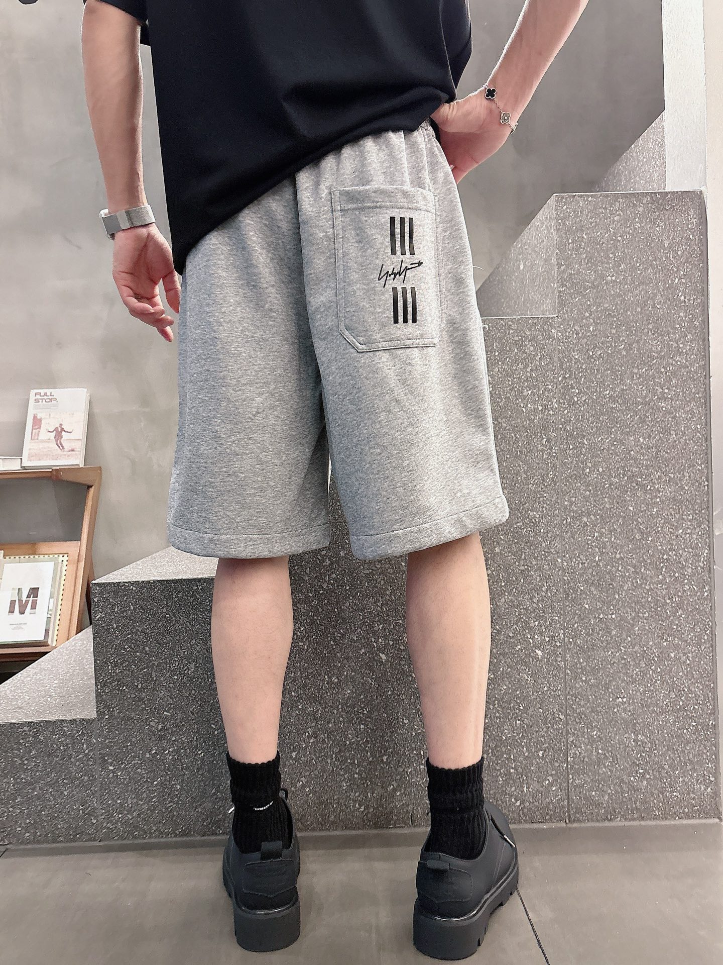   Y.3🔥🔥夏季新款短裤，采用优质棉质面料，超级轻肤软糯，面料超级好，前后两采用标识及签名印胶设计，五