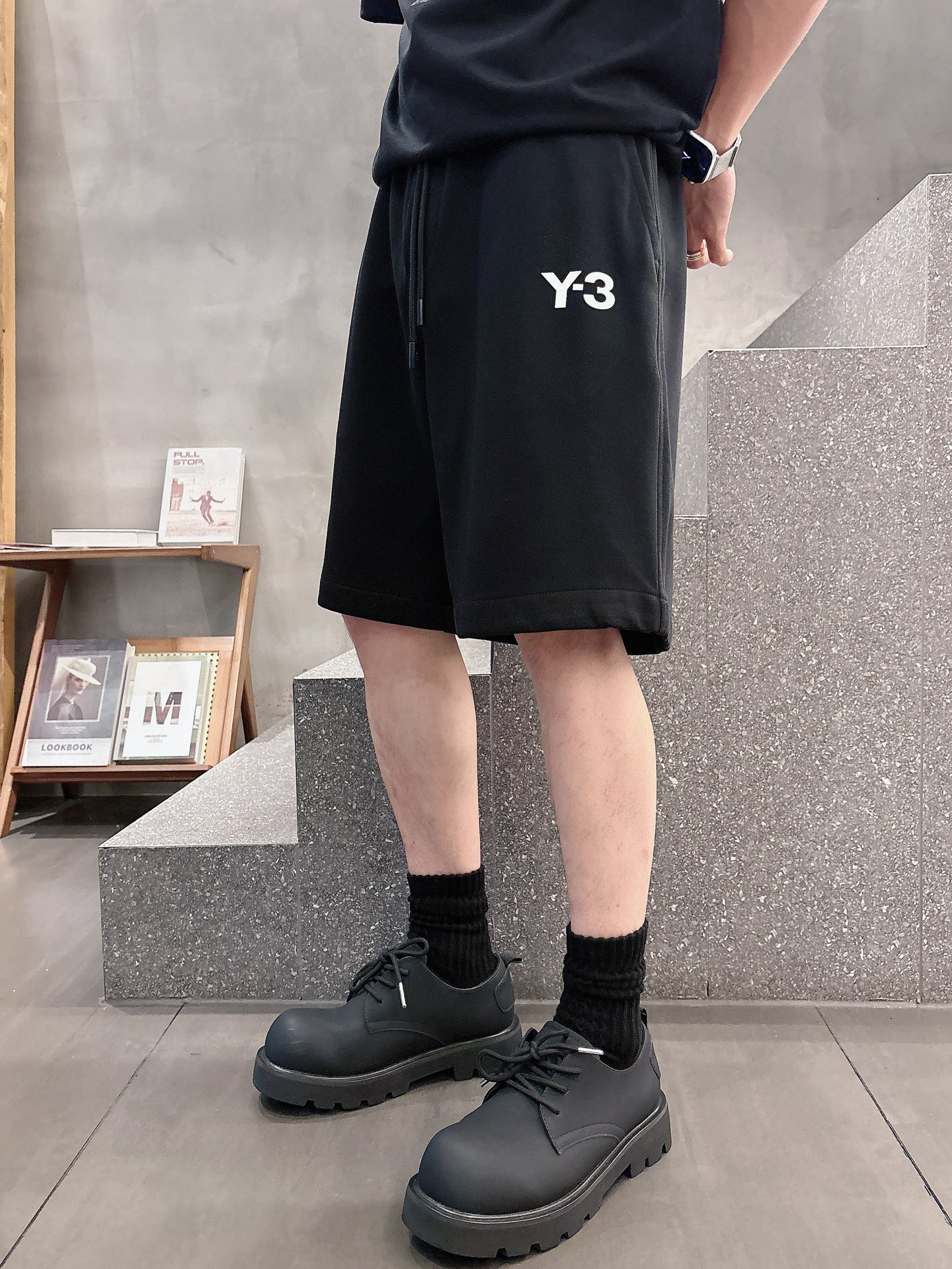   Y.3🔥🔥夏季新款短裤，采用优质棉质面料，超级轻肤软糯，面料超级好，前后两采用标识及签名印胶设计，五