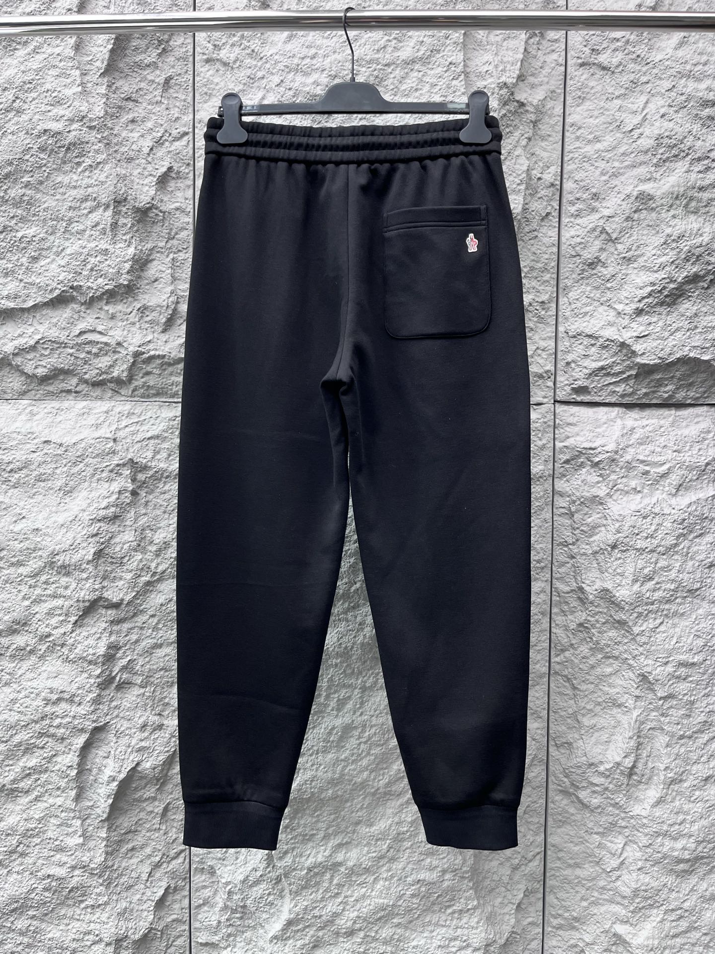 蒙口🔥🔥秋冬新款男士休闲裤。此款的风格甚至可以说是纯粹跟经典，合身的版型打造，针织纯棉高定面料，标志性凸