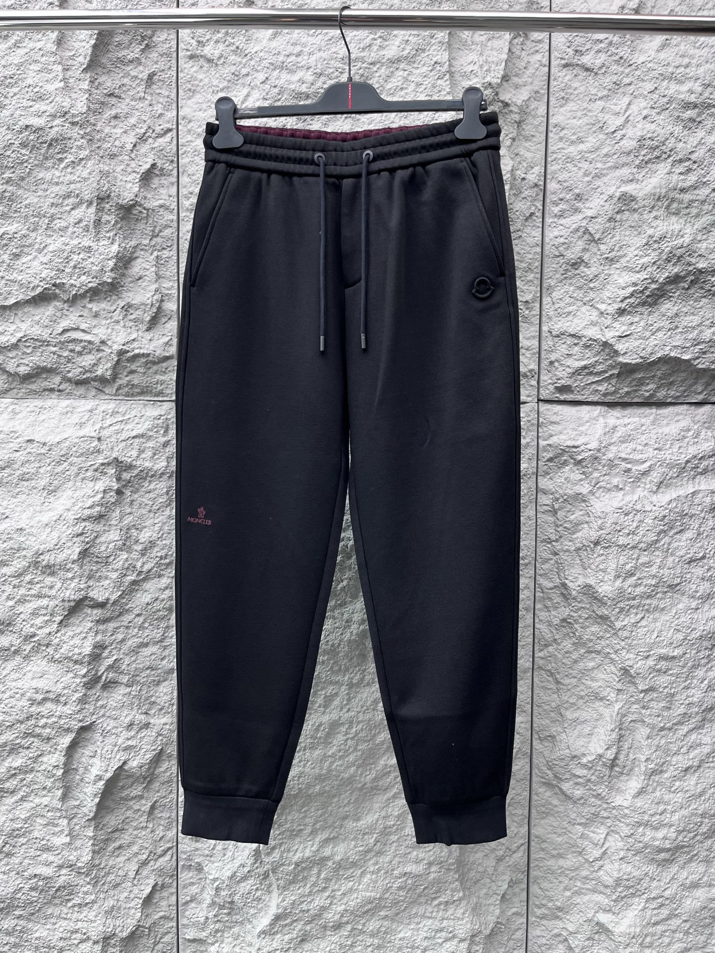 蒙口🔥🔥秋冬新款男士休闲裤。此款的风格甚至可以说是纯粹跟经典，合身的版型打造，针织纯棉高定面料，标志性凸