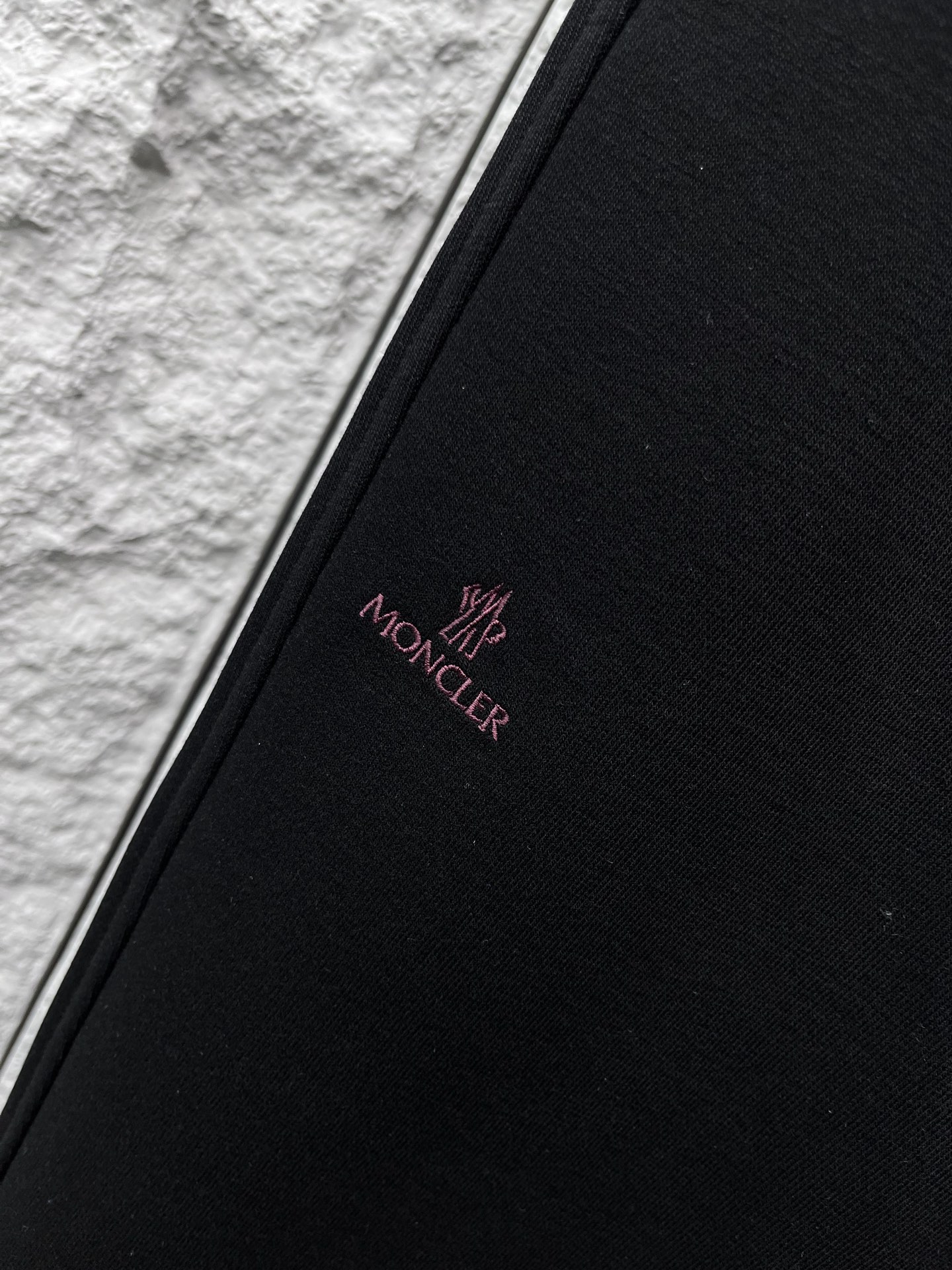 蒙口🔥🔥秋冬新款男士休闲裤。此款的风格甚至可以说是纯粹跟经典，合身的版型打造，针织纯棉高定面料，标志性凸