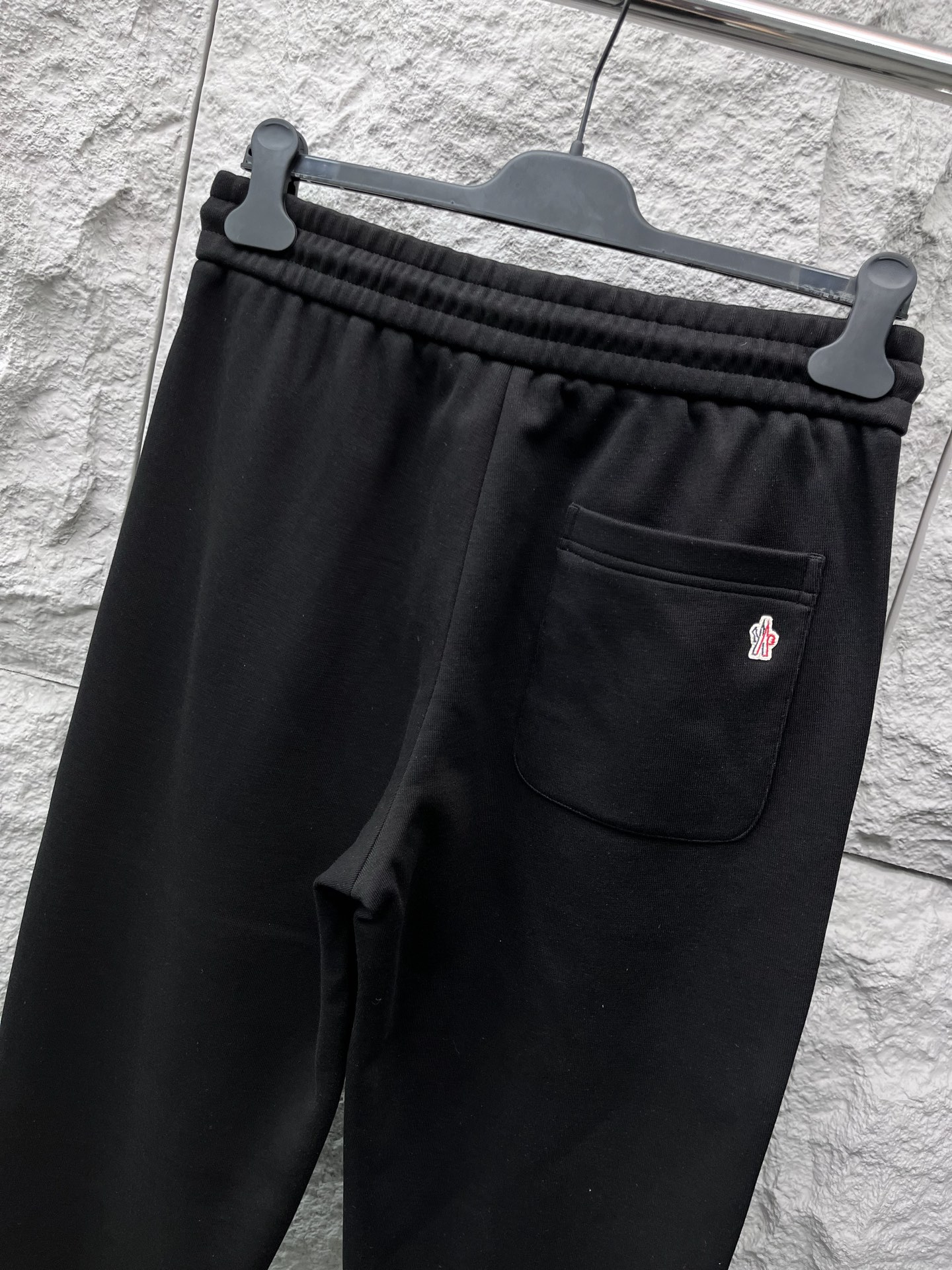 蒙口🔥🔥秋冬新款男士休闲裤。此款的风格甚至可以说是纯粹跟经典，合身的版型打造，针织纯棉高定面料，标志性凸