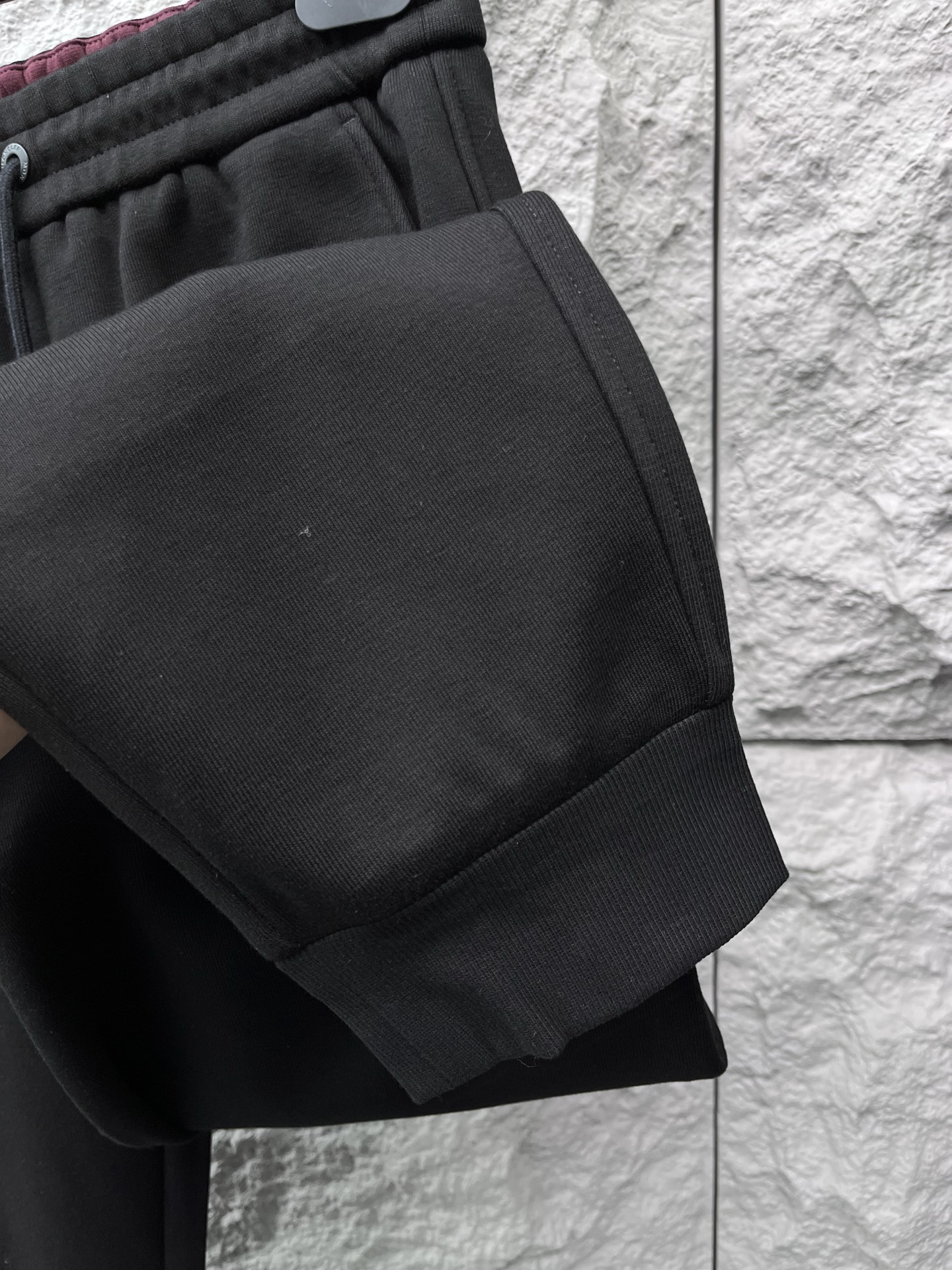 蒙口🔥🔥秋冬新款男士休闲裤。此款的风格甚至可以说是纯粹跟经典，合身的版型打造，针织纯棉高定面料，标志性凸