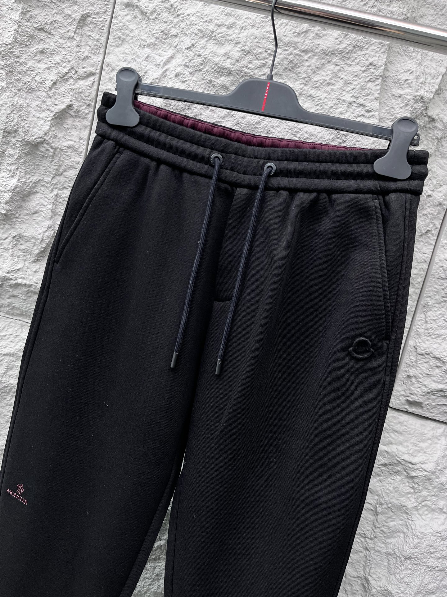 蒙口🔥🔥秋冬新款男士休闲裤。此款的风格甚至可以说是纯粹跟经典，合身的版型打造，针织纯棉高定面料，标志性凸