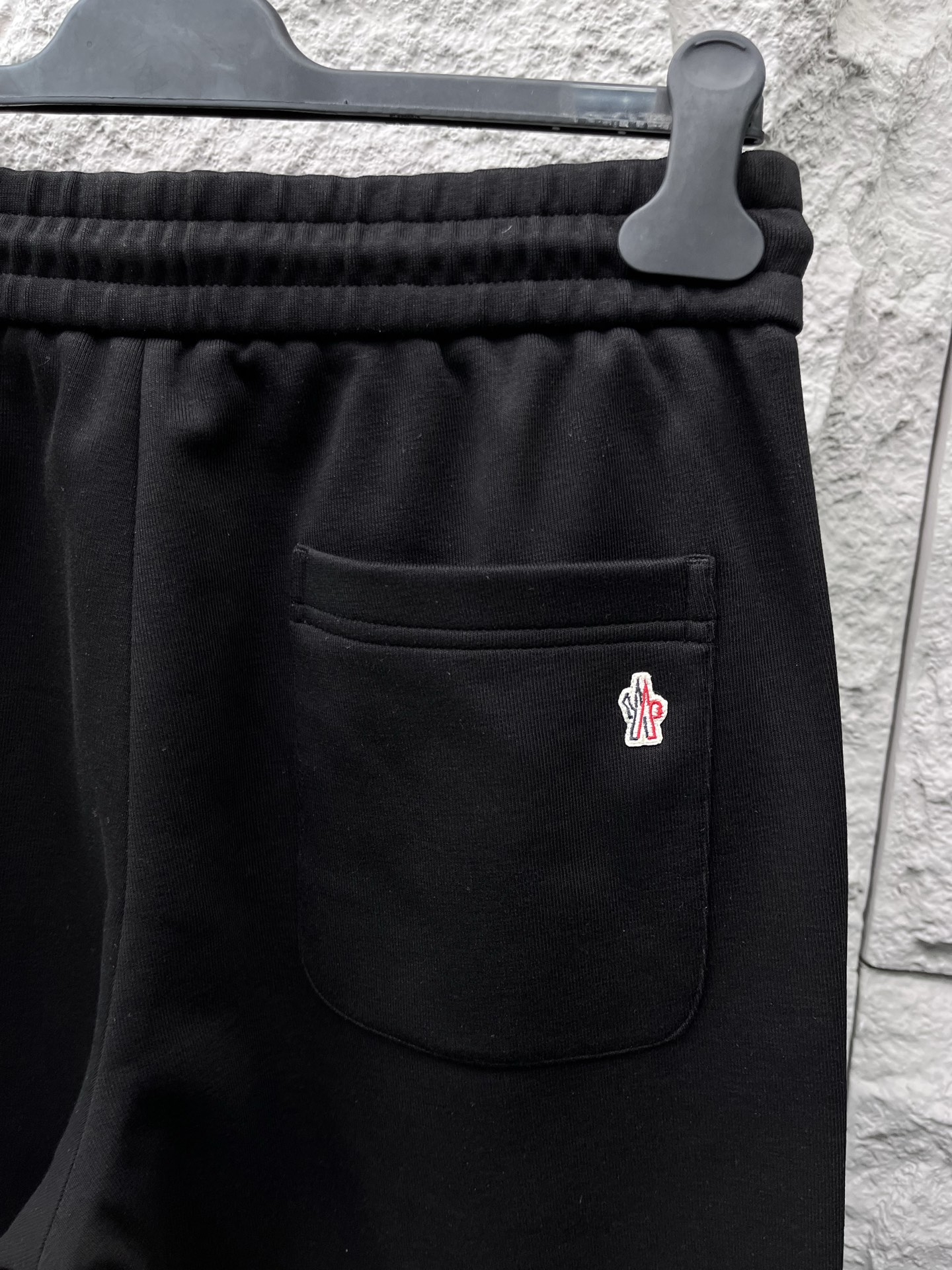 蒙口🔥🔥秋冬新款男士休闲裤。此款的风格甚至可以说是纯粹跟经典，合身的版型打造，针织纯棉高定面料，标志性凸