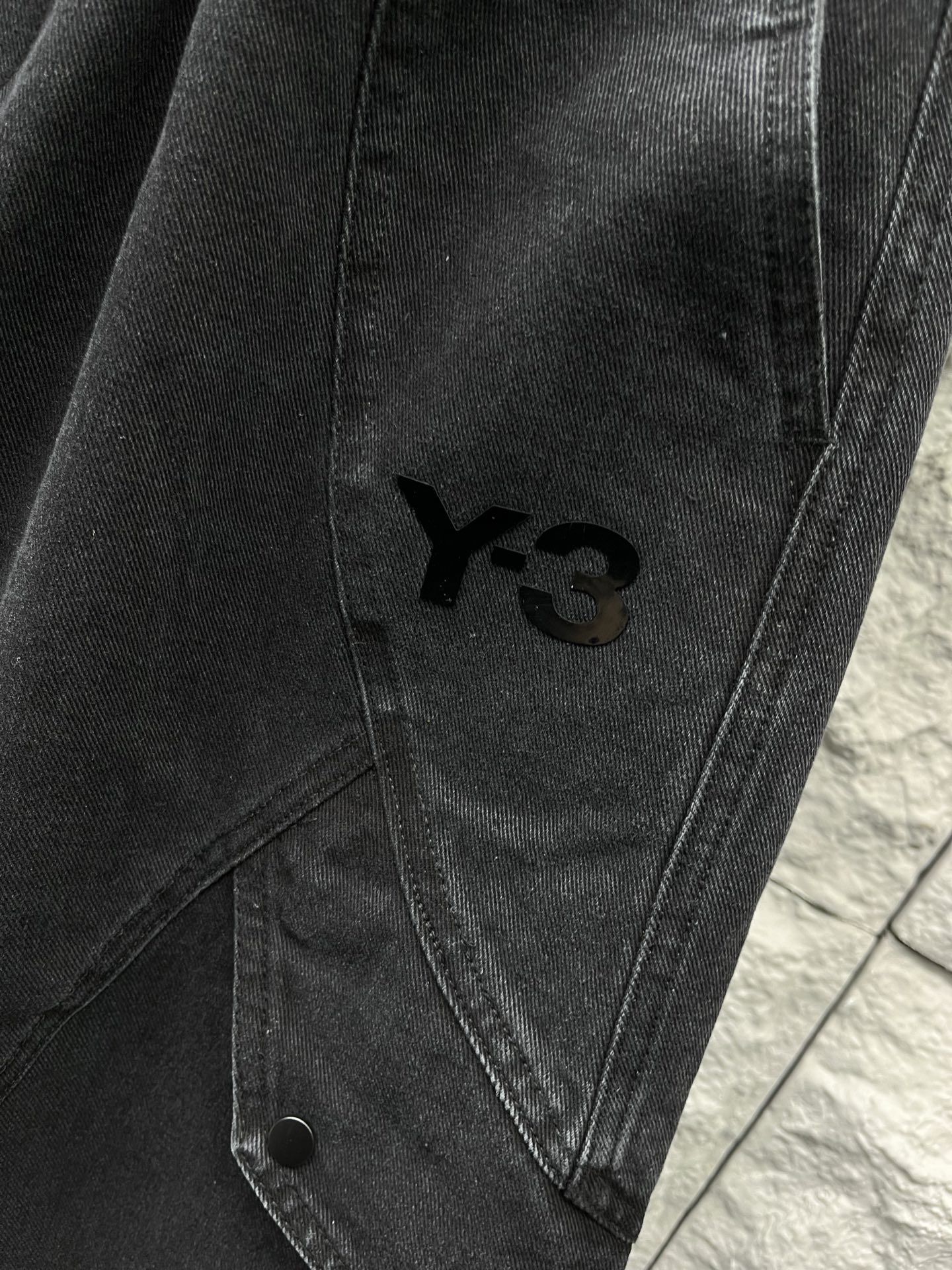 Y.3 🔥🔥秋季新款休闲裤，采用优质斜纹棉布面料，整体水洗超级好看炫酷！两侧口袋设计搭配品牌标识，设计感