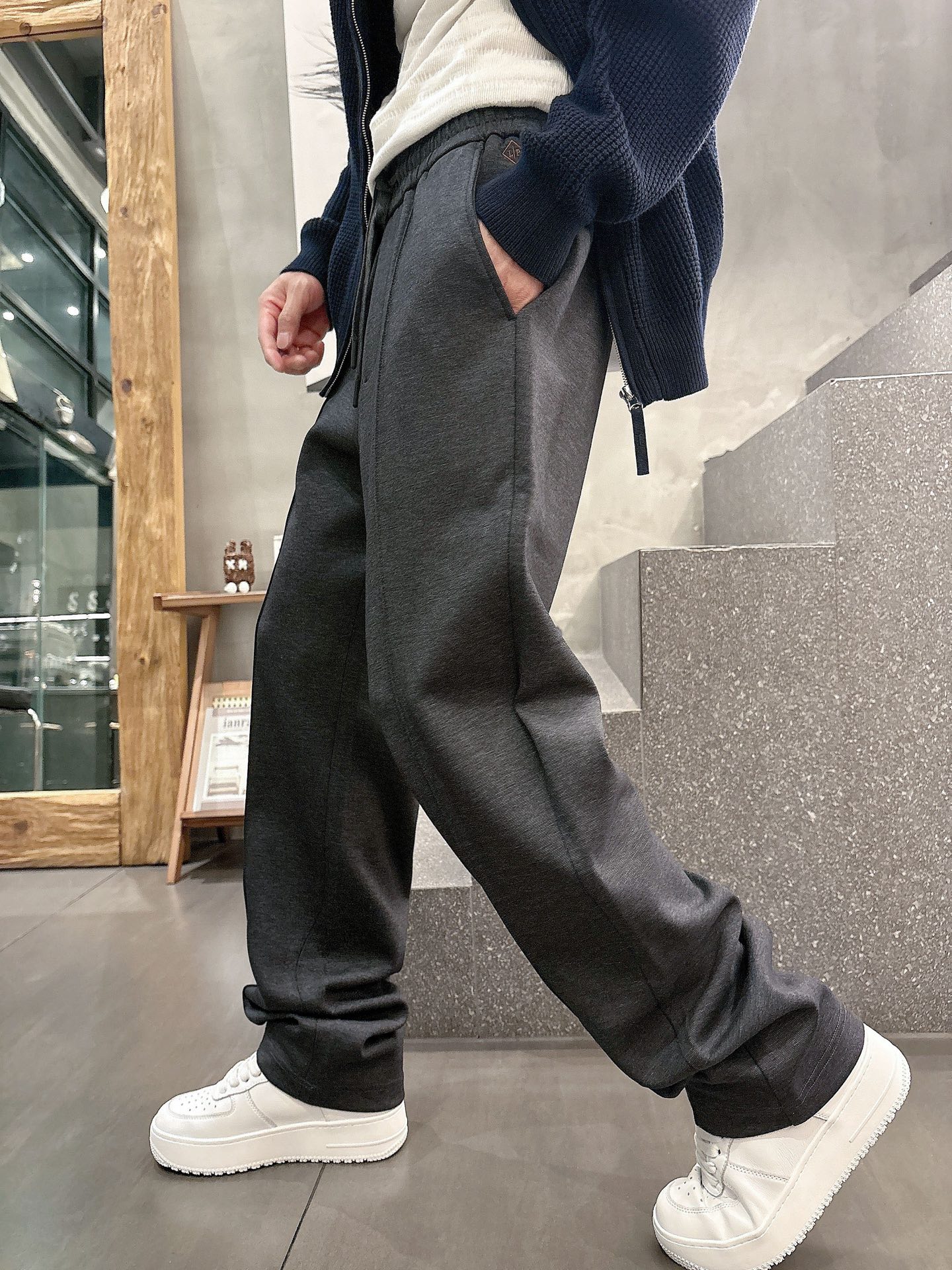 lP🆕🔥🔥秋冬新款极简商务长裤，精英男士必备高端羊棉绒面料休闲长裤。意大利同渠道稀有订单，精英级顶奢品牌