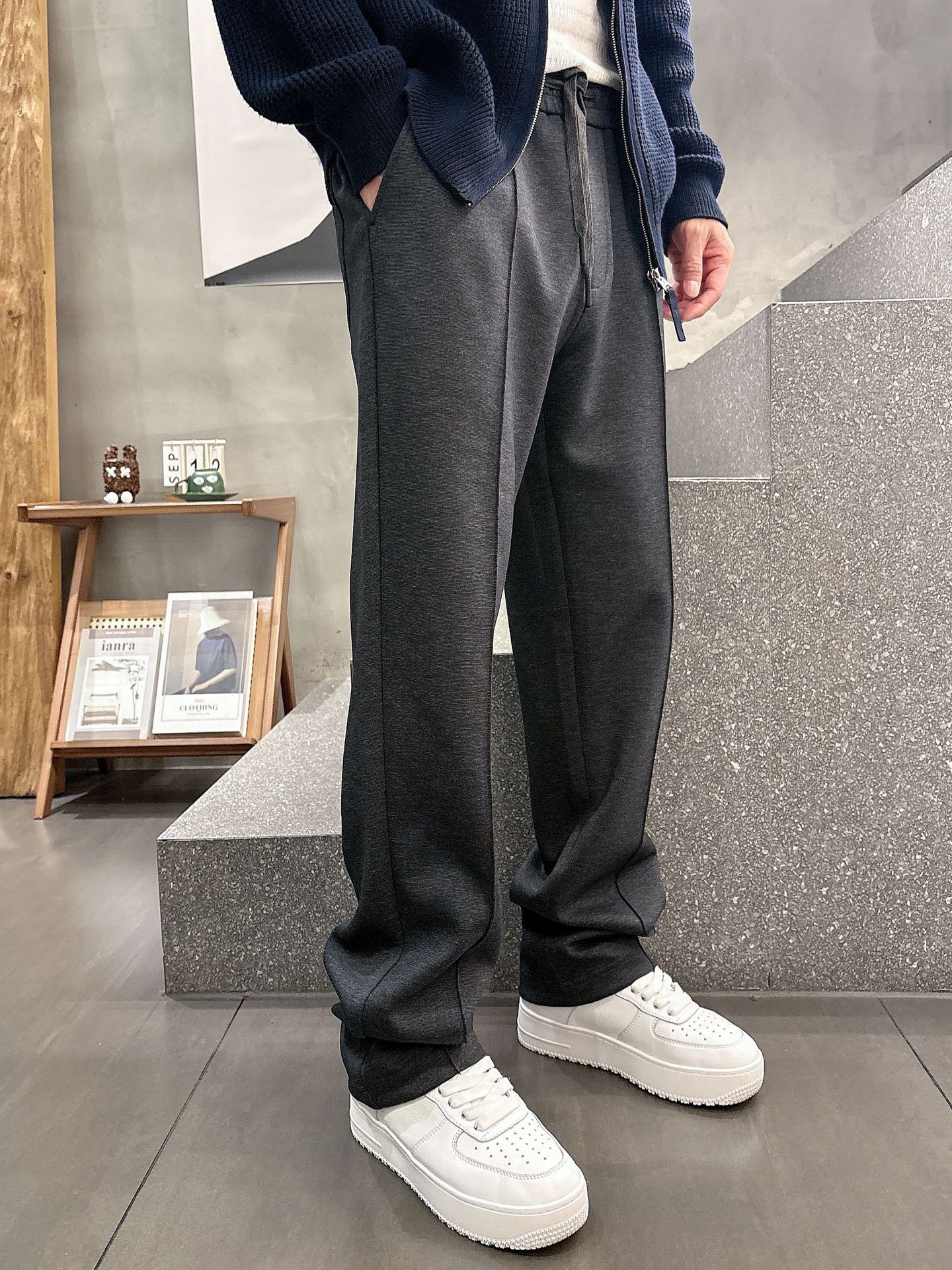 lP🆕🔥🔥秋冬新款极简商务长裤，精英男士必备高端羊棉绒面料休闲长裤。意大利同渠道稀有订单，精英级顶奢品牌