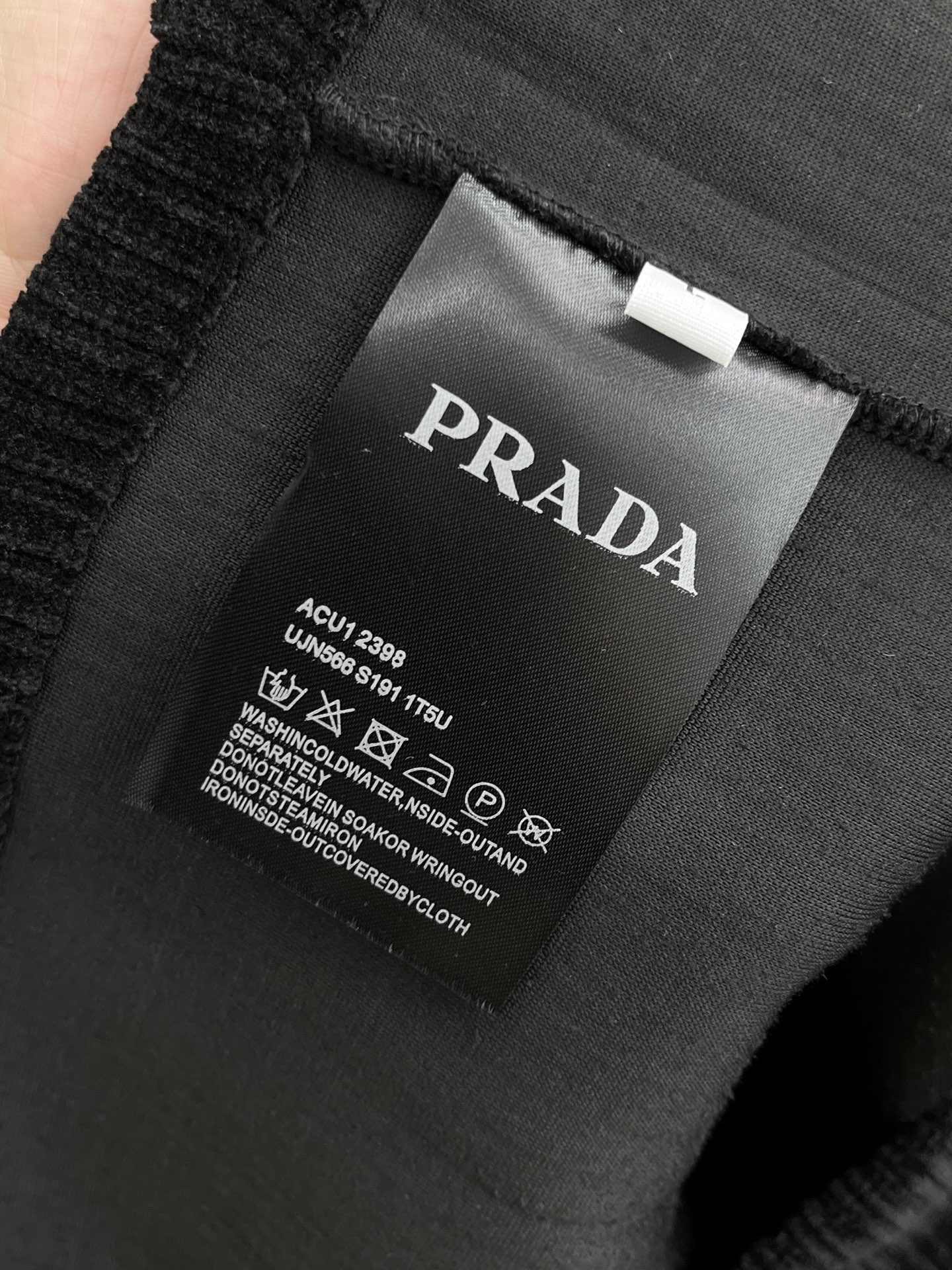 普家🔥🔥秋冬新款灯芯绒夹克外套，男女同款复古百搭灯芯绒外套。高级竖条纹灯芯绒面料，细腻柔软程度非同一般。