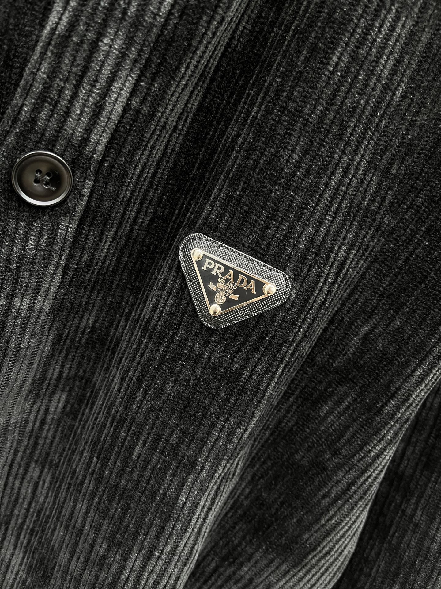 普家🔥🔥秋冬新款灯芯绒夹克外套，男女同款复古百搭灯芯绒外套。高级竖条纹灯芯绒面料，细腻柔软程度非同一般。