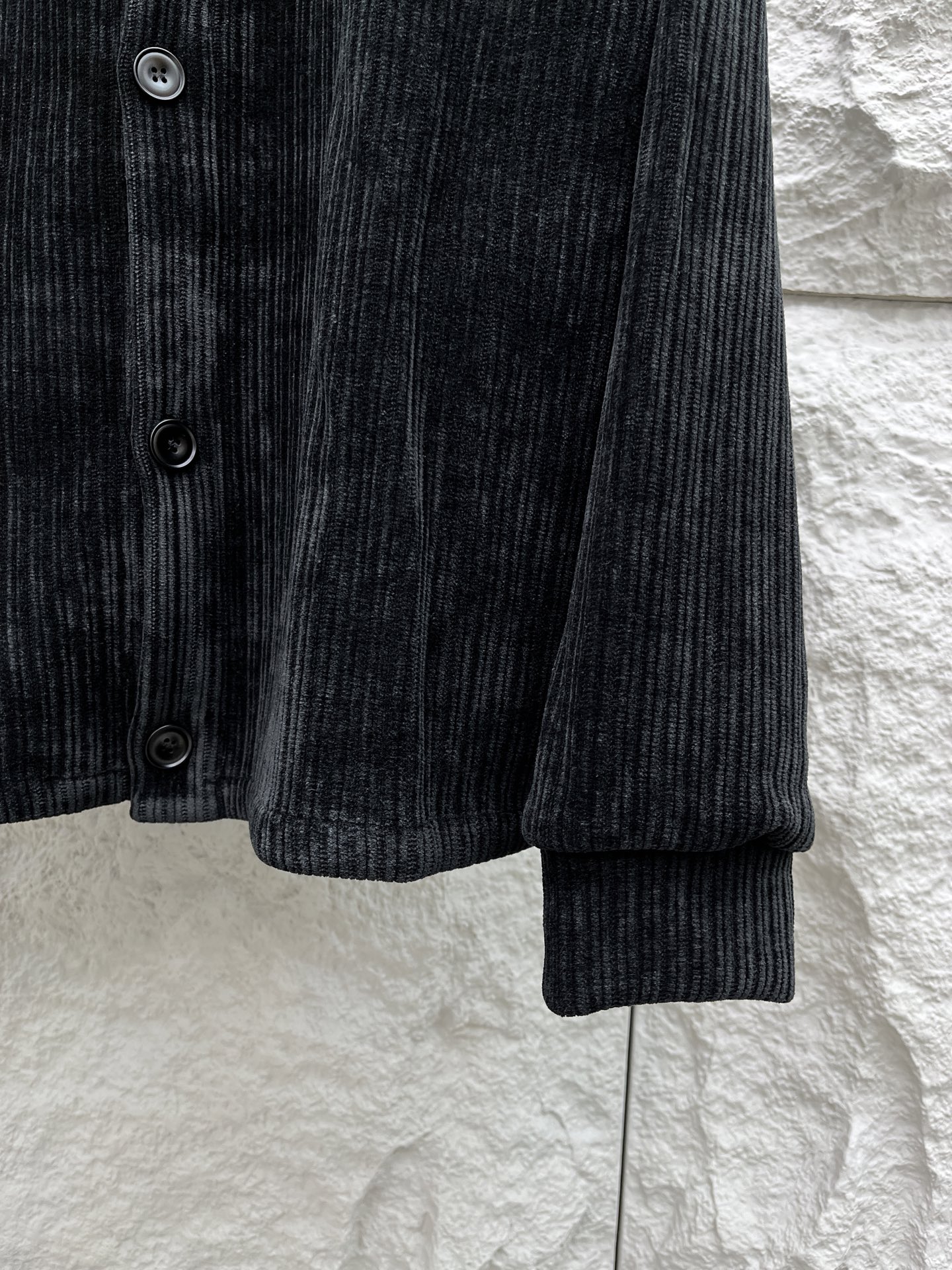 普家🔥🔥秋冬新款灯芯绒夹克外套，男女同款复古百搭灯芯绒外套。高级竖条纹灯芯绒面料，细腻柔软程度非同一般。