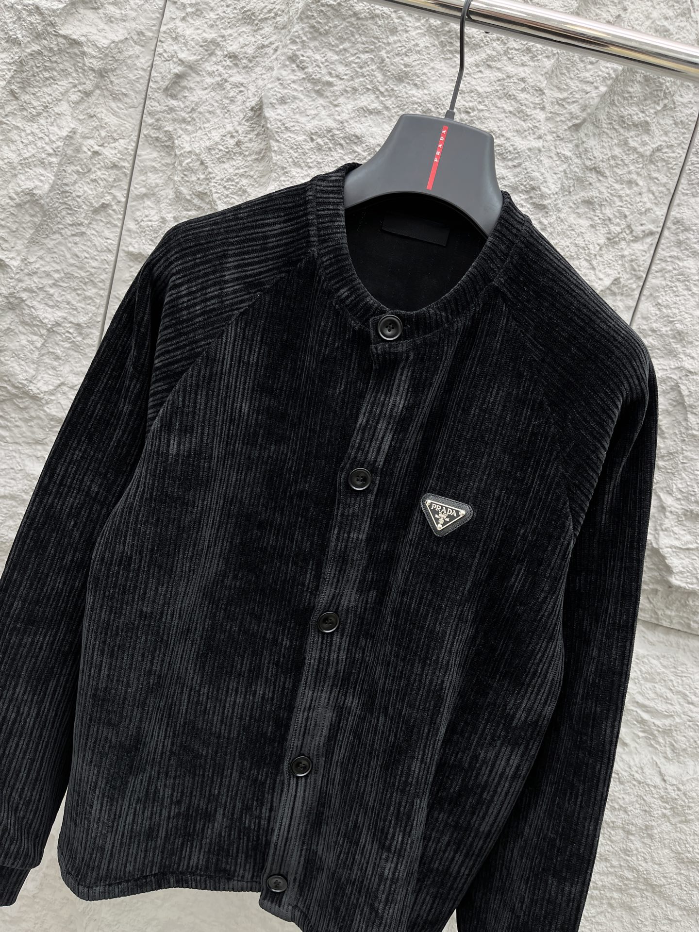 普家🔥🔥秋冬新款灯芯绒夹克外套，男女同款复古百搭灯芯绒外套。高级竖条纹灯芯绒面料，细腻柔软程度非同一般。