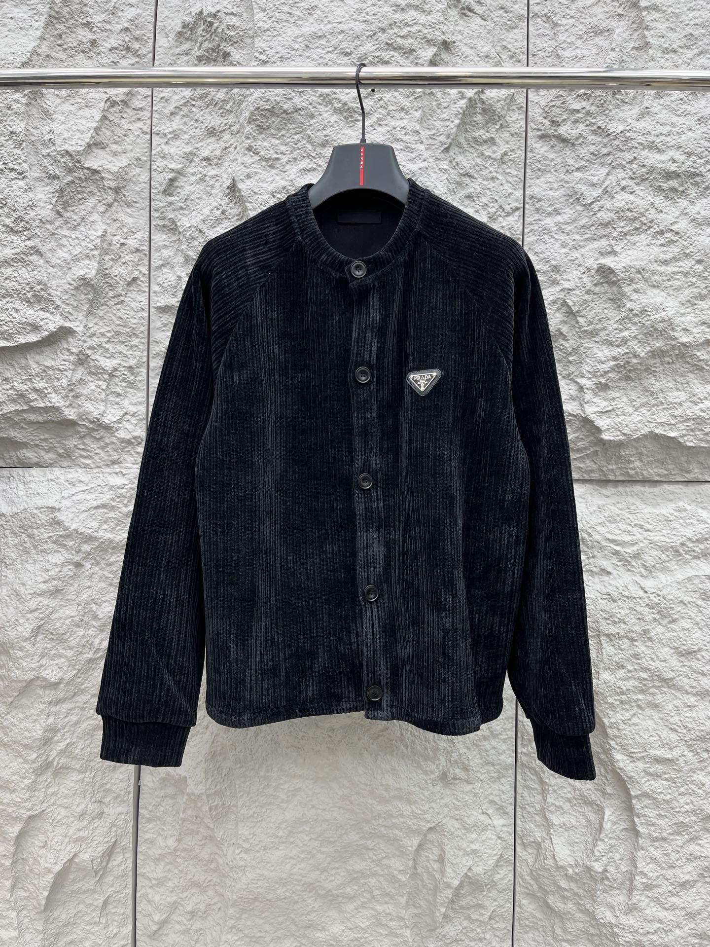 普家🔥🔥秋冬新款灯芯绒夹克外套，男女同款复古百搭灯芯绒外套。高级竖条纹灯芯绒面料，细腻柔软程度非同一般。