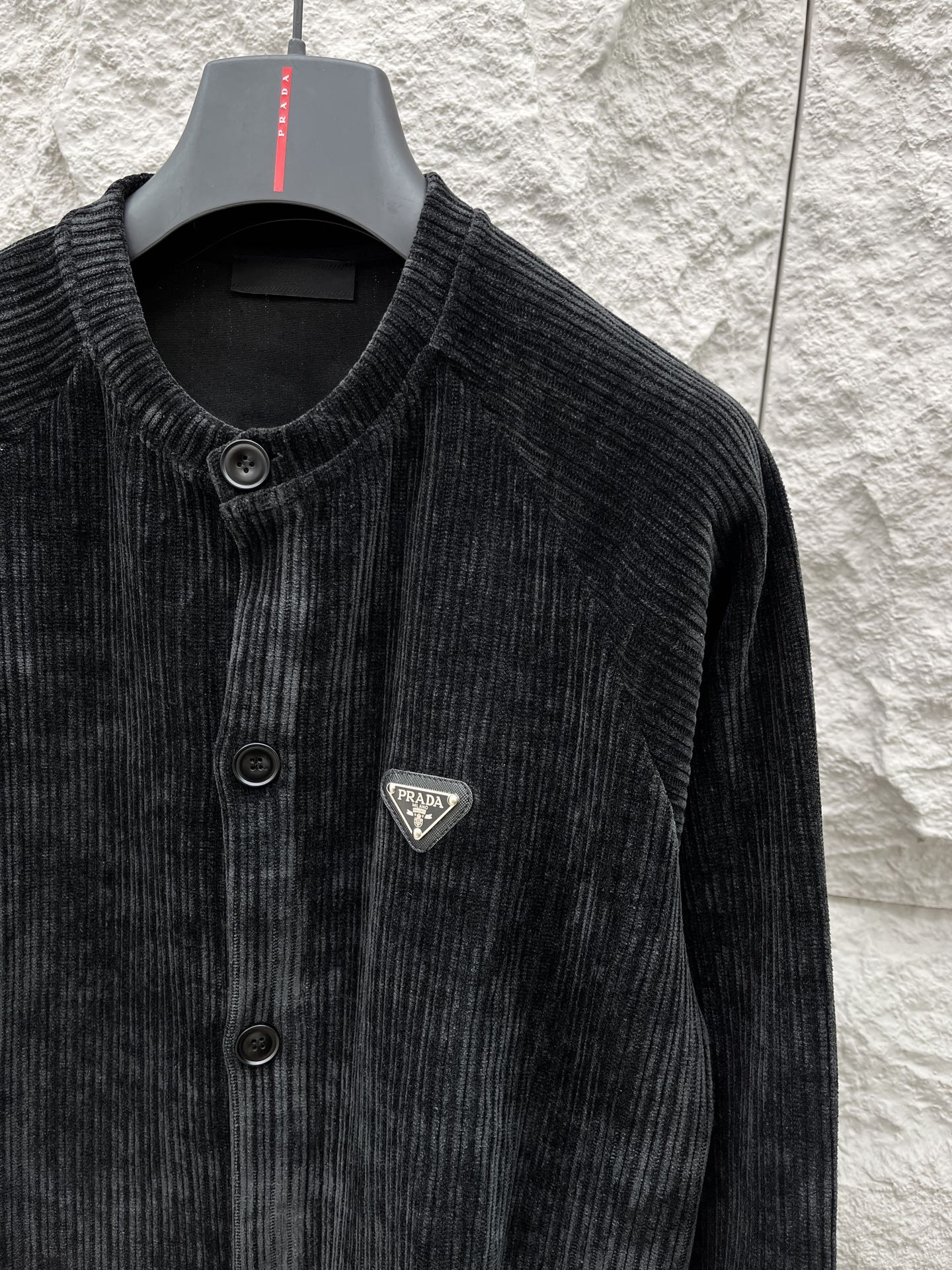 普家🔥🔥秋冬新款灯芯绒夹克外套，男女同款复古百搭灯芯绒外套。高级竖条纹灯芯绒面料，细腻柔软程度非同一般。