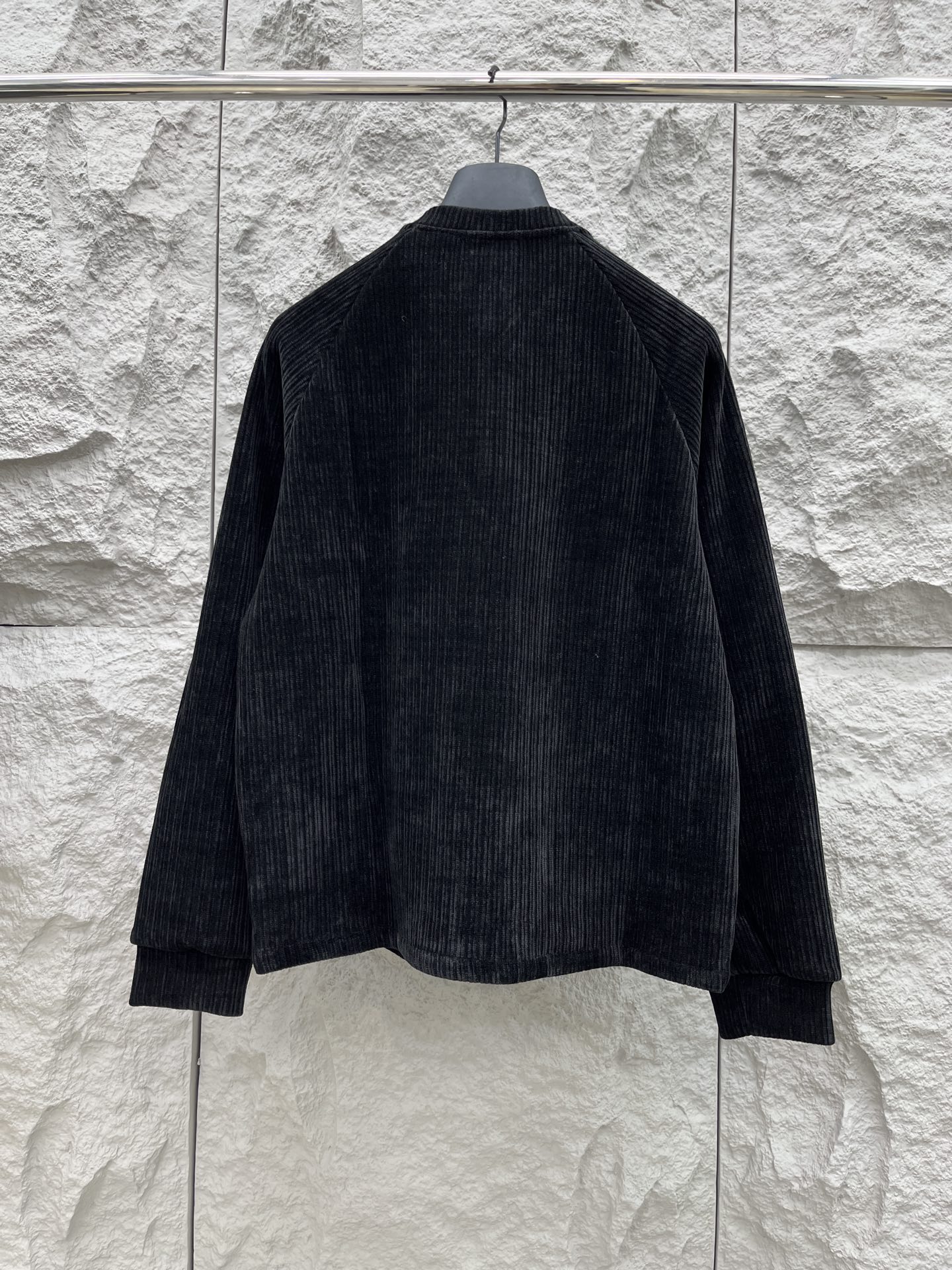 普家🔥🔥秋冬新款灯芯绒夹克外套，男女同款复古百搭灯芯绒外套。高级竖条纹灯芯绒面料，细腻柔软程度非同一般。