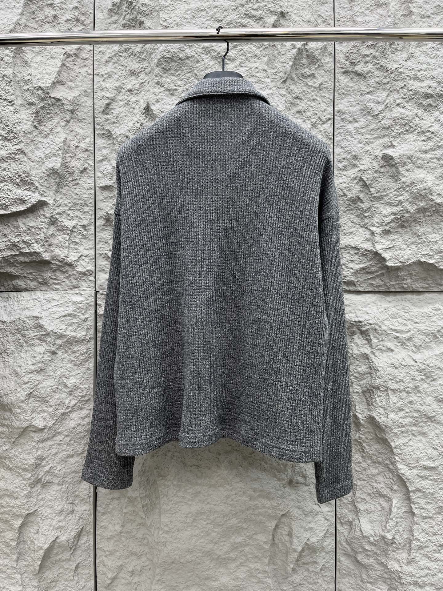 驴家🔥🔥秋季新款长袖，采用带有细腻的纹理质感，宽松直筒版型，舒适不挑身材既能单穿亦能内搭，后背简洁无拼接