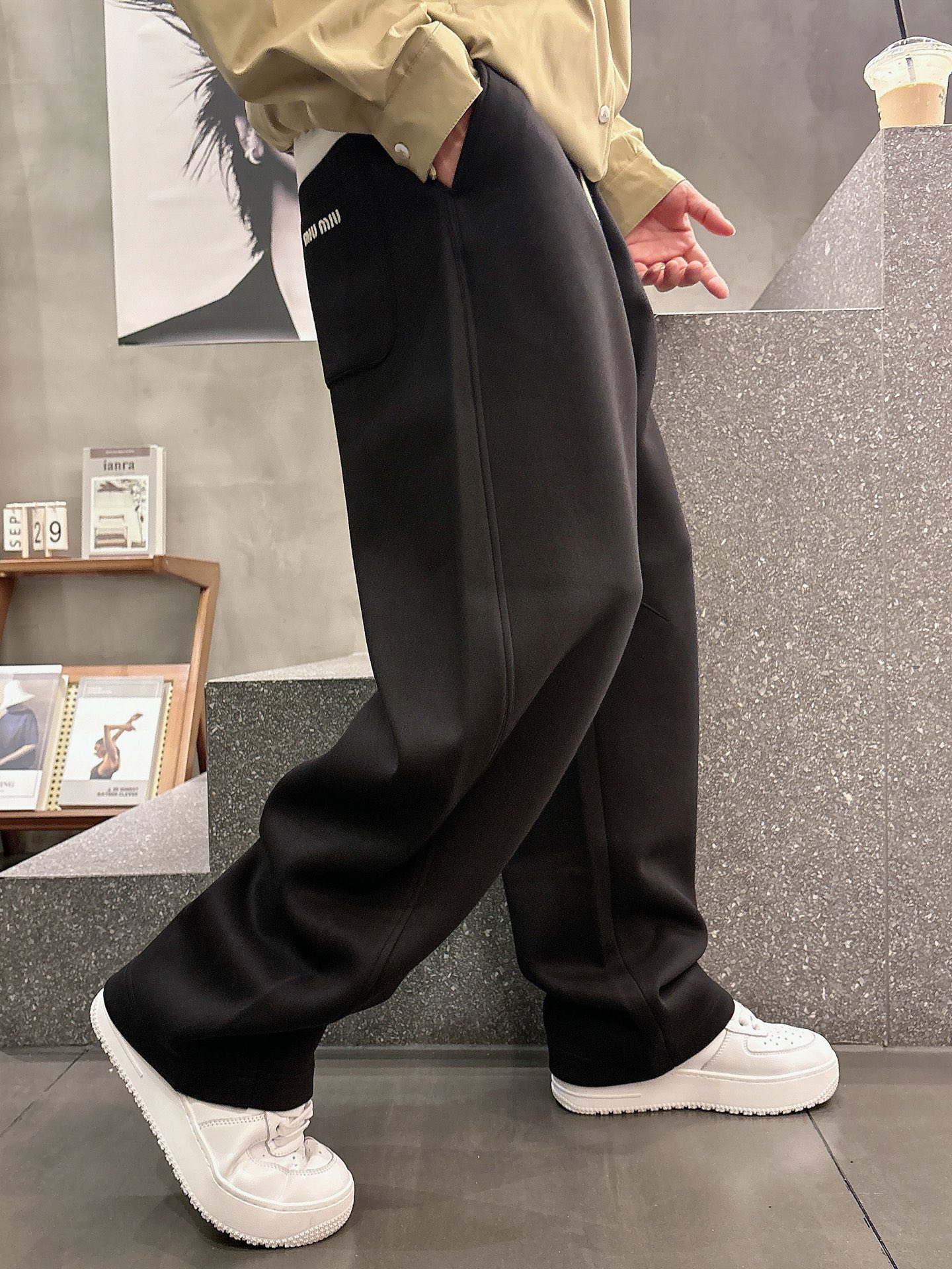 MIUMIU🔥🔥宽松街头风抓绒直筒休闲裤，男士字母刺绣点缀保暖廓形长裤。简约大方的设计风格，妥妥的穿搭天