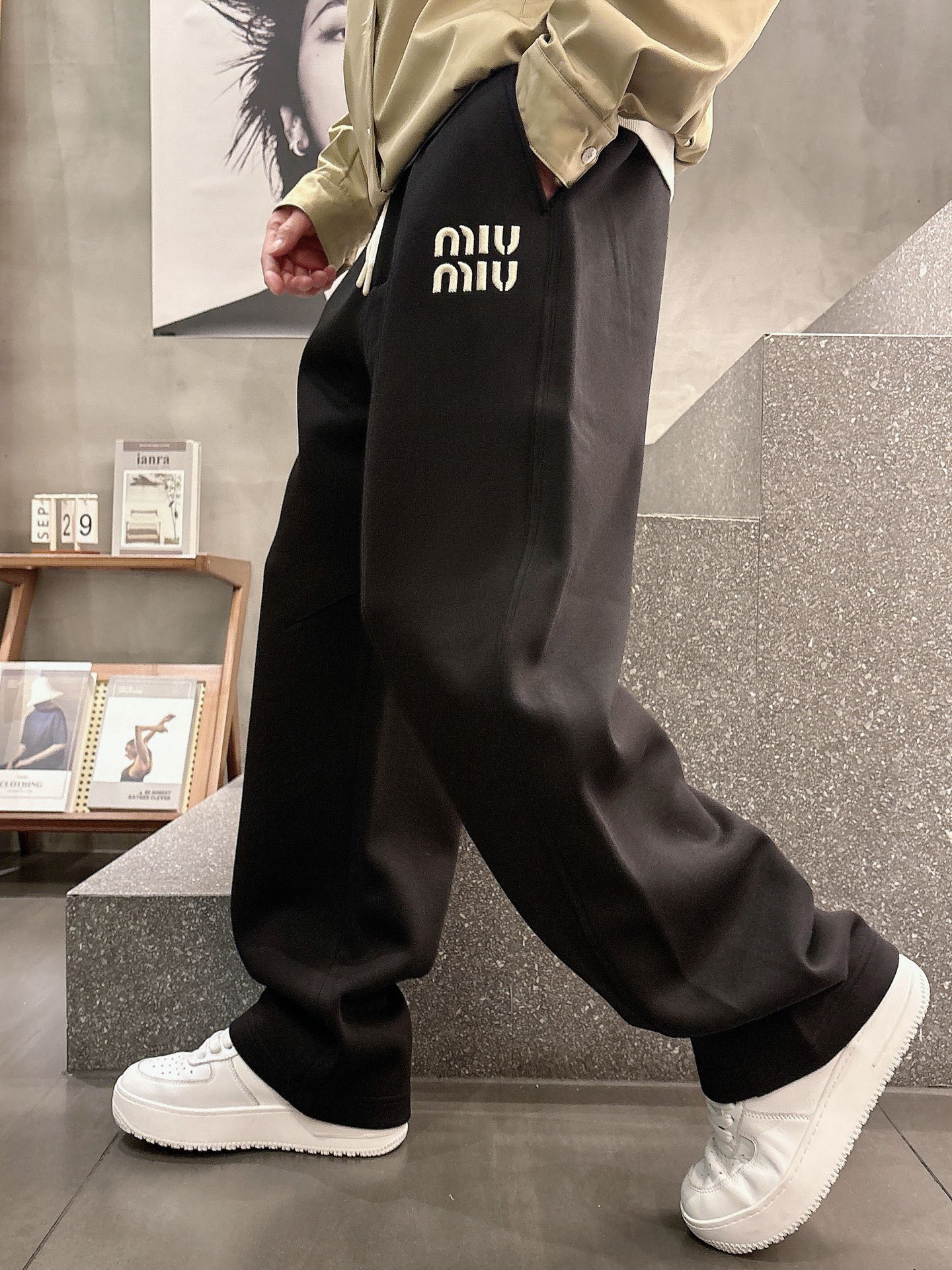 MIUMIU🔥🔥宽松街头风抓绒直筒休闲裤，男士字母刺绣点缀保暖廓形长裤。简约大方的设计风格，妥妥的穿搭天