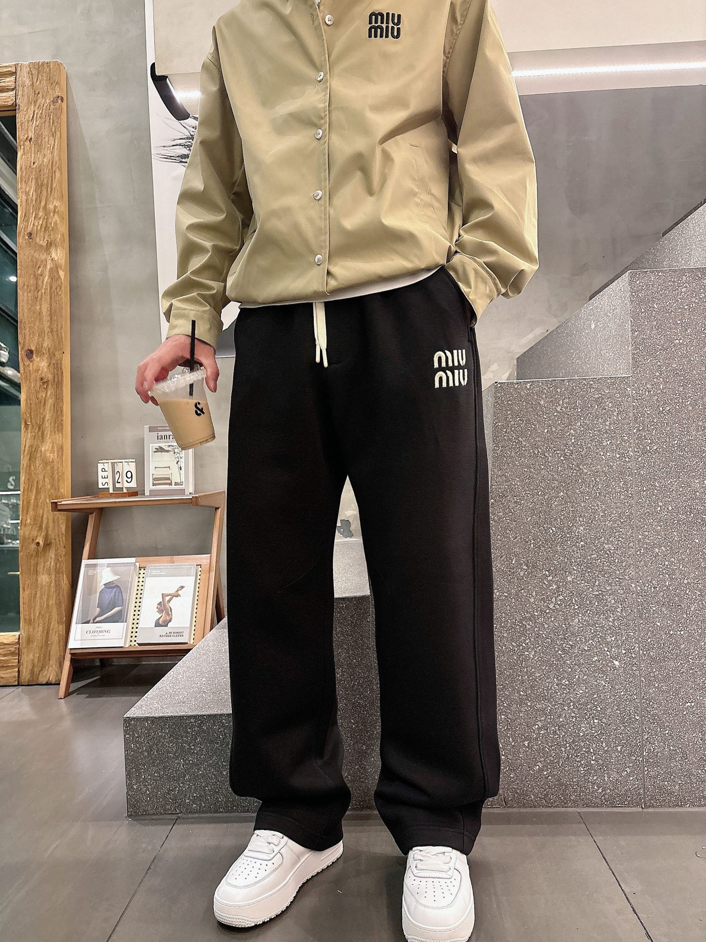 MIUMIU🔥🔥宽松街头风抓绒直筒休闲裤，男士字母刺绣点缀保暖廓形长裤。简约大方的设计风格，妥妥的穿搭天