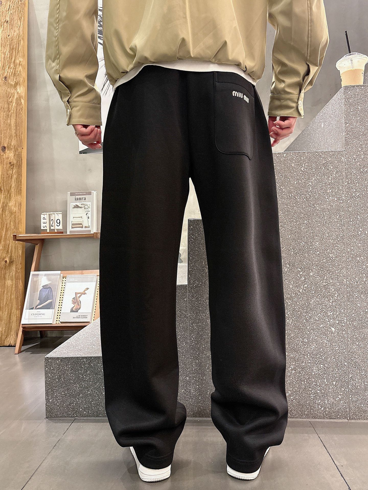 MIUMIU🔥🔥宽松街头风抓绒直筒休闲裤，男士字母刺绣点缀保暖廓形长裤。简约大方的设计风格，妥妥的穿搭天