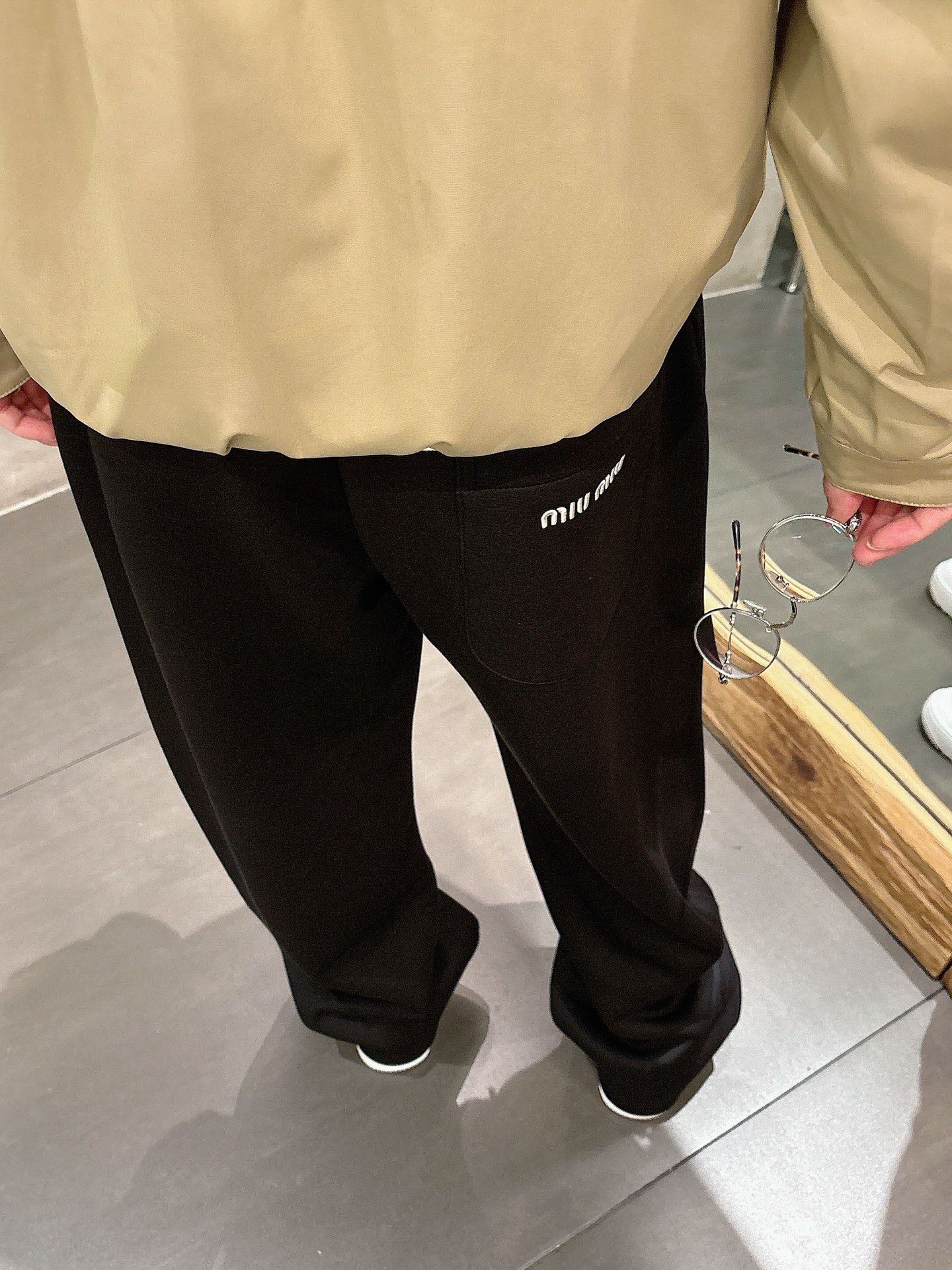 MIUMIU🔥🔥宽松街头风抓绒直筒休闲裤，男士字母刺绣点缀保暖廓形长裤。简约大方的设计风格，妥妥的穿搭天