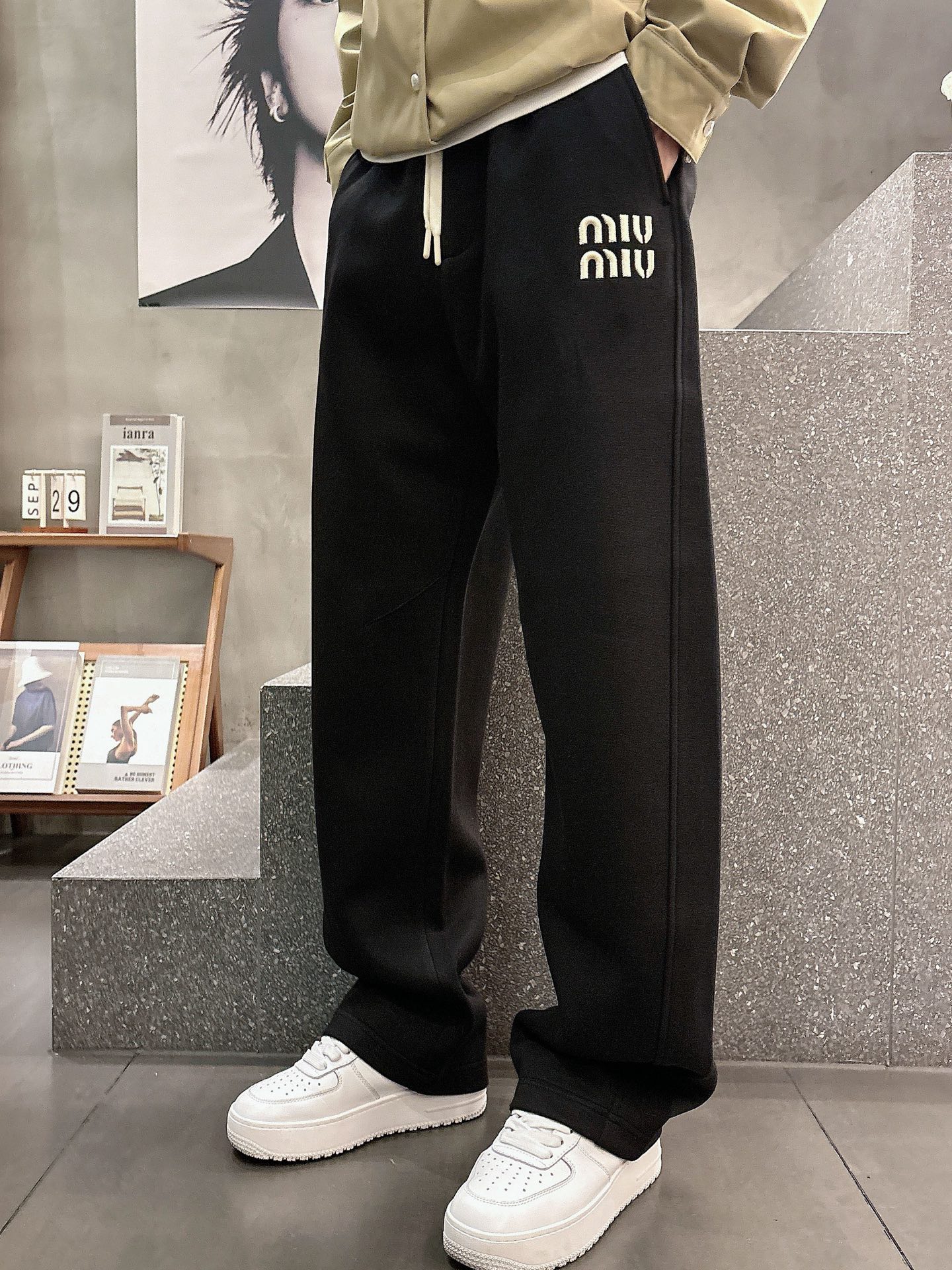 MIUMIU🔥🔥宽松街头风抓绒直筒休闲裤，男士字母刺绣点缀保暖廓形长裤。简约大方的设计风格，妥妥的穿搭天