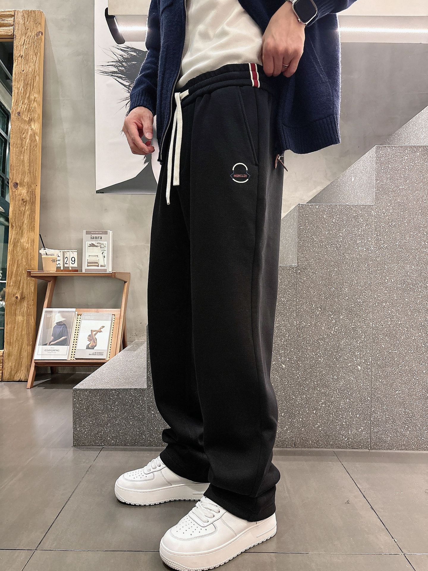 蒙口🔥🔥秋冬新款男士休闲裤。此款的风格甚至可以说是纯粹跟经典，合身的版型打造，针织纯棉高定面料，标志性凸