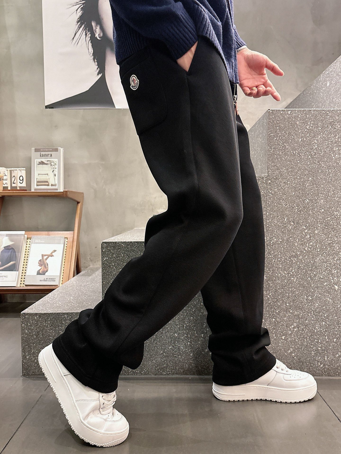 蒙口🔥🔥秋冬新款男士休闲裤。此款的风格甚至可以说是纯粹跟经典，合身的版型打造，针织纯棉高定面料，标志性凸