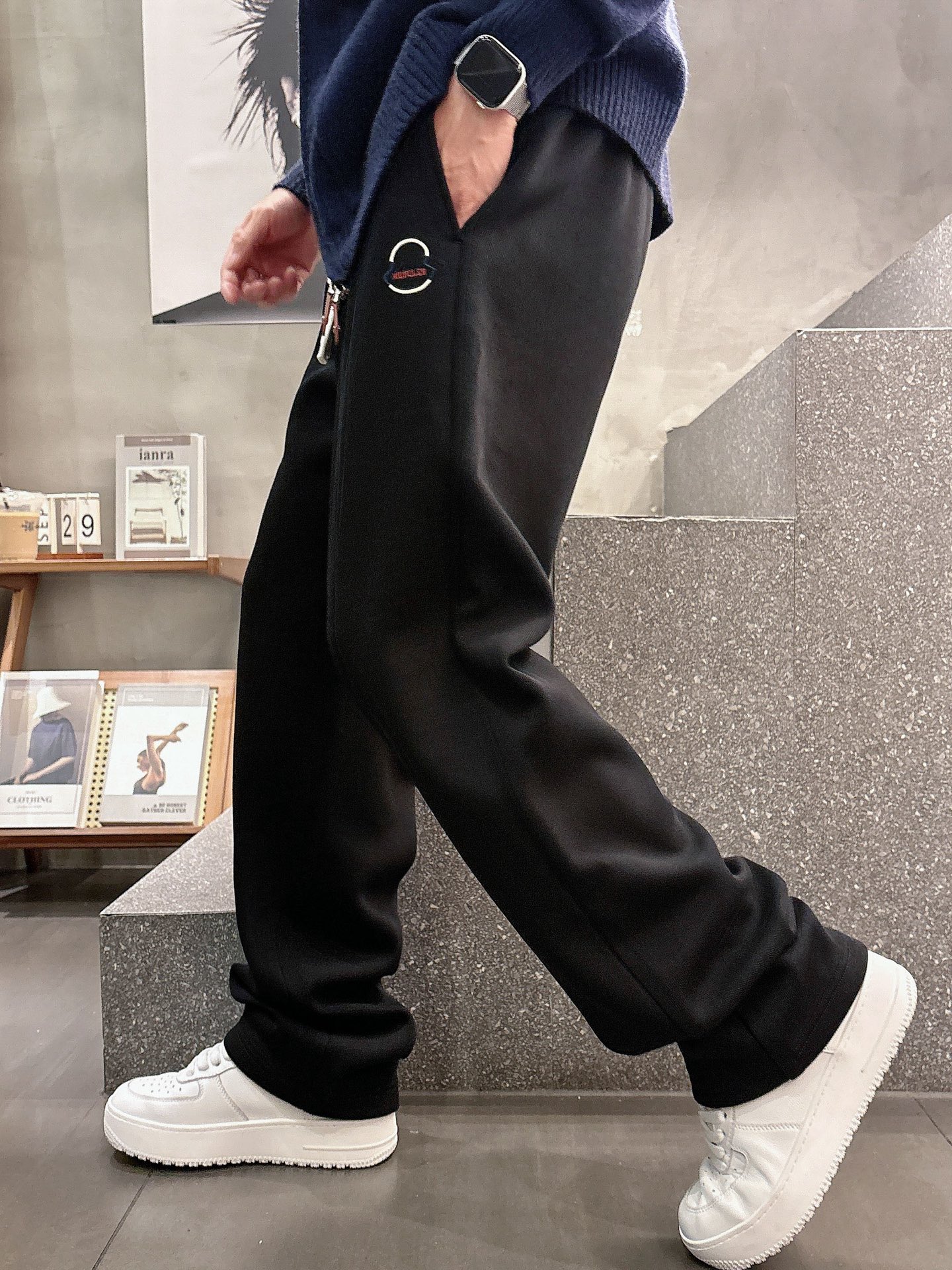 蒙口🔥🔥秋冬新款男士休闲裤。此款的风格甚至可以说是纯粹跟经典，合身的版型打造，针织纯棉高定面料，标志性凸