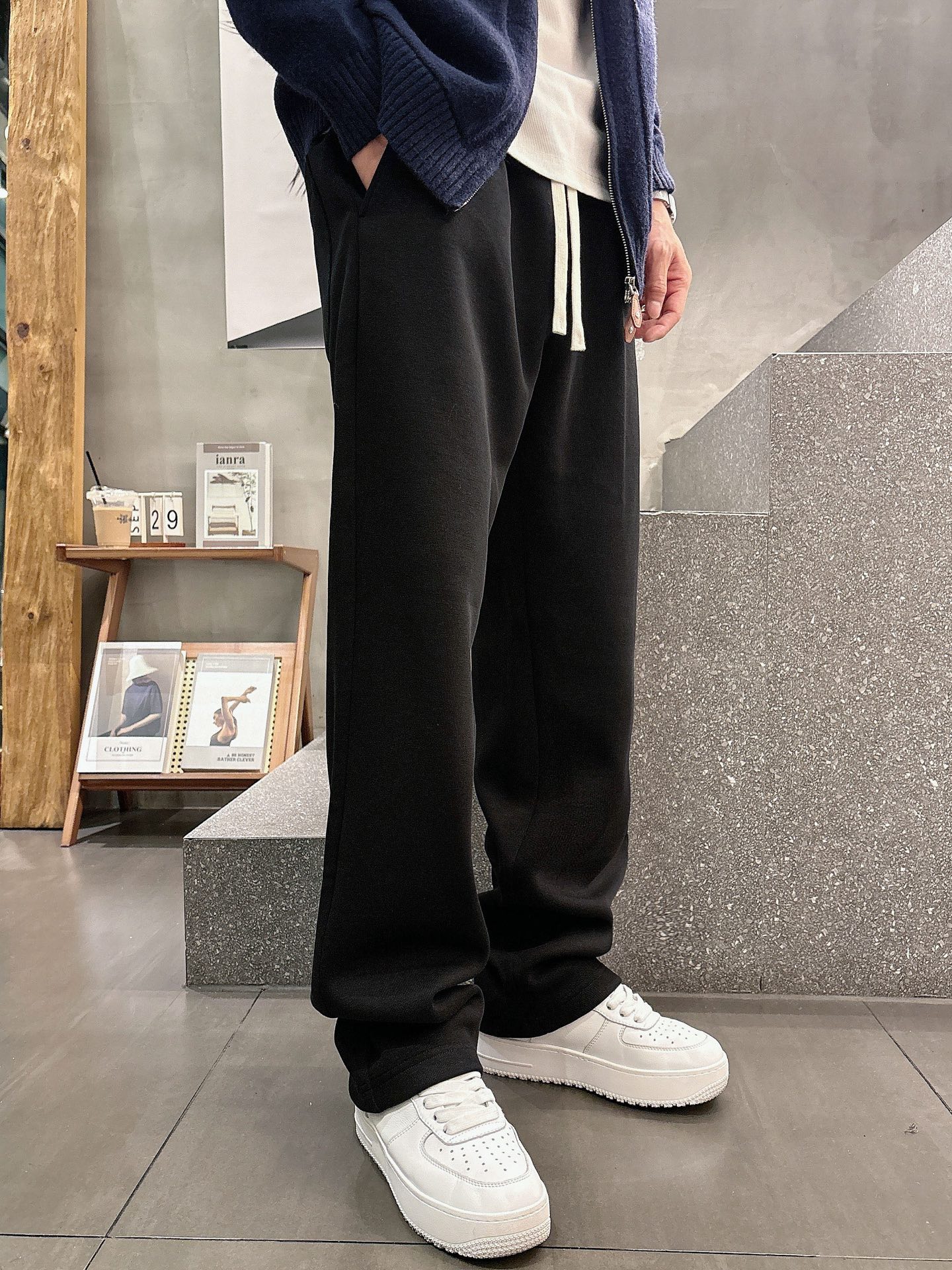 蒙口🔥🔥秋冬新款男士休闲裤。此款的风格甚至可以说是纯粹跟经典，合身的版型打造，针织纯棉高定面料，标志性凸