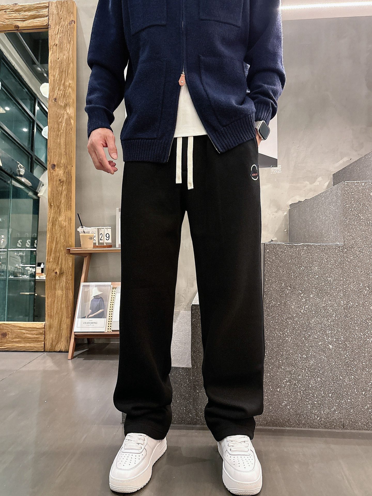 蒙口🔥🔥秋冬新款男士休闲裤。此款的风格甚至可以说是纯粹跟经典，合身的版型打造，针织纯棉高定面料，标志性凸