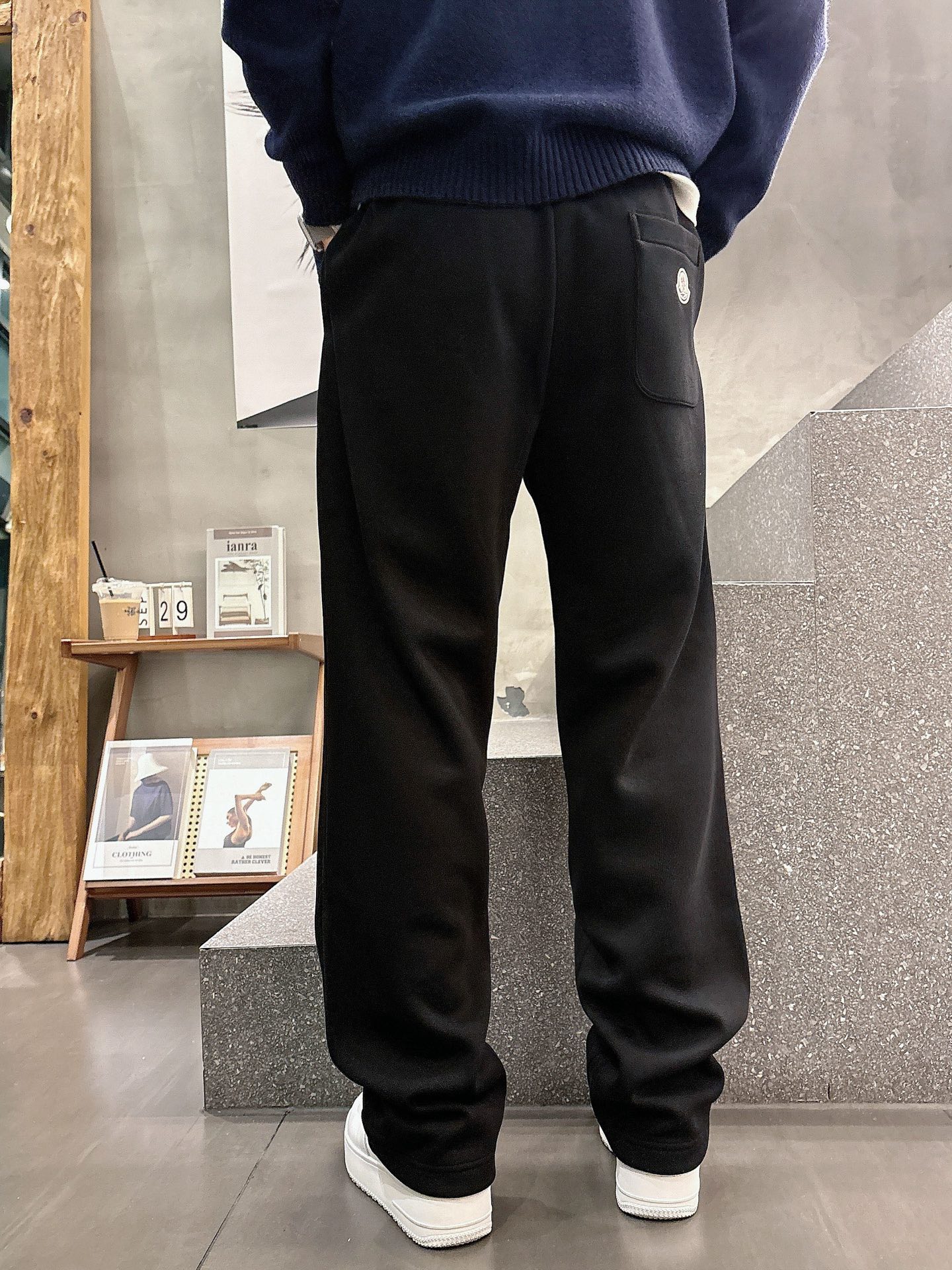 蒙口🔥🔥秋冬新款男士休闲裤。此款的风格甚至可以说是纯粹跟经典，合身的版型打造，针织纯棉高定面料，标志性凸