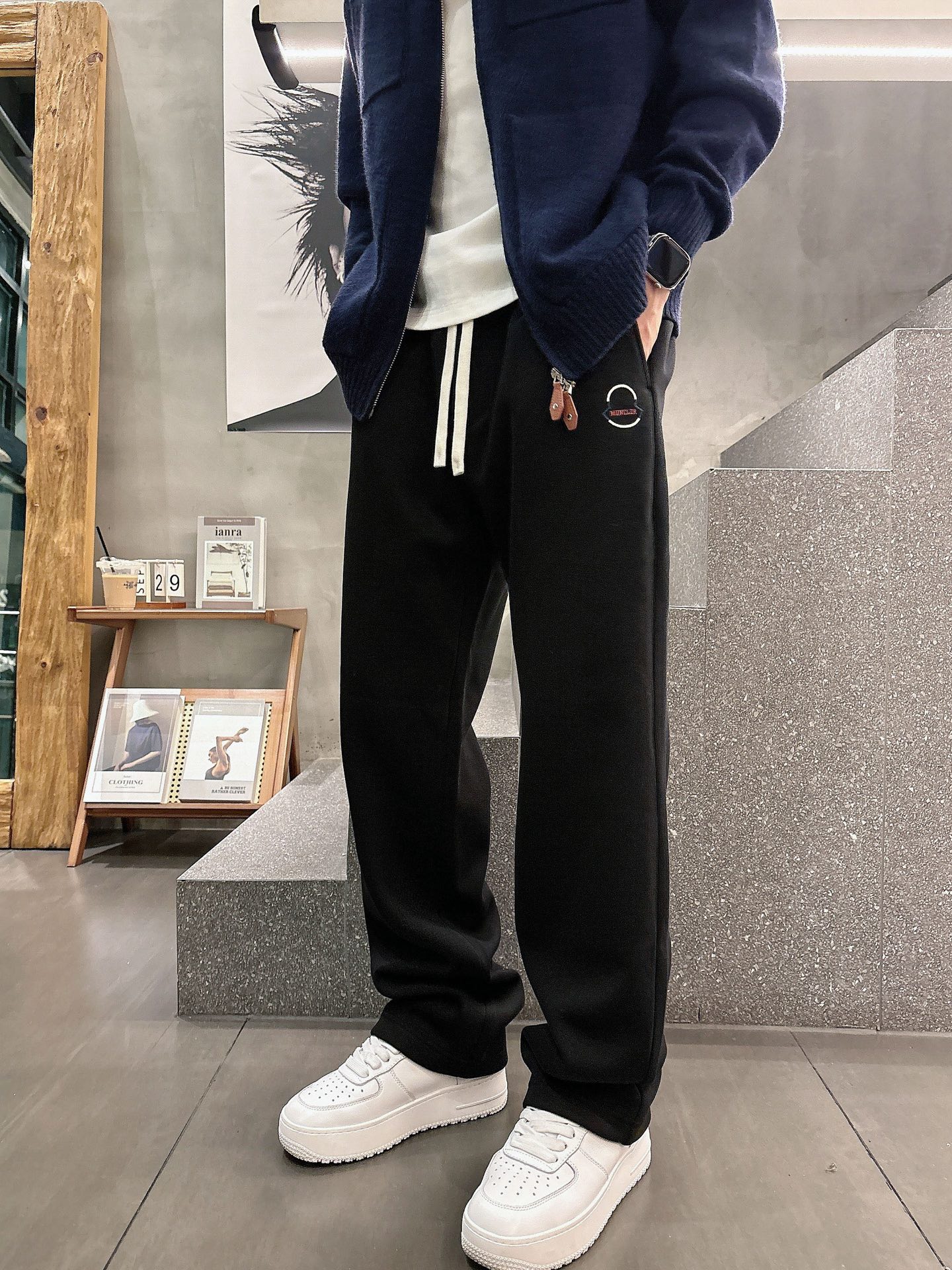 蒙口🔥🔥秋冬新款男士休闲裤。此款的风格甚至可以说是纯粹跟经典，合身的版型打造，针织纯棉高定面料，标志性凸