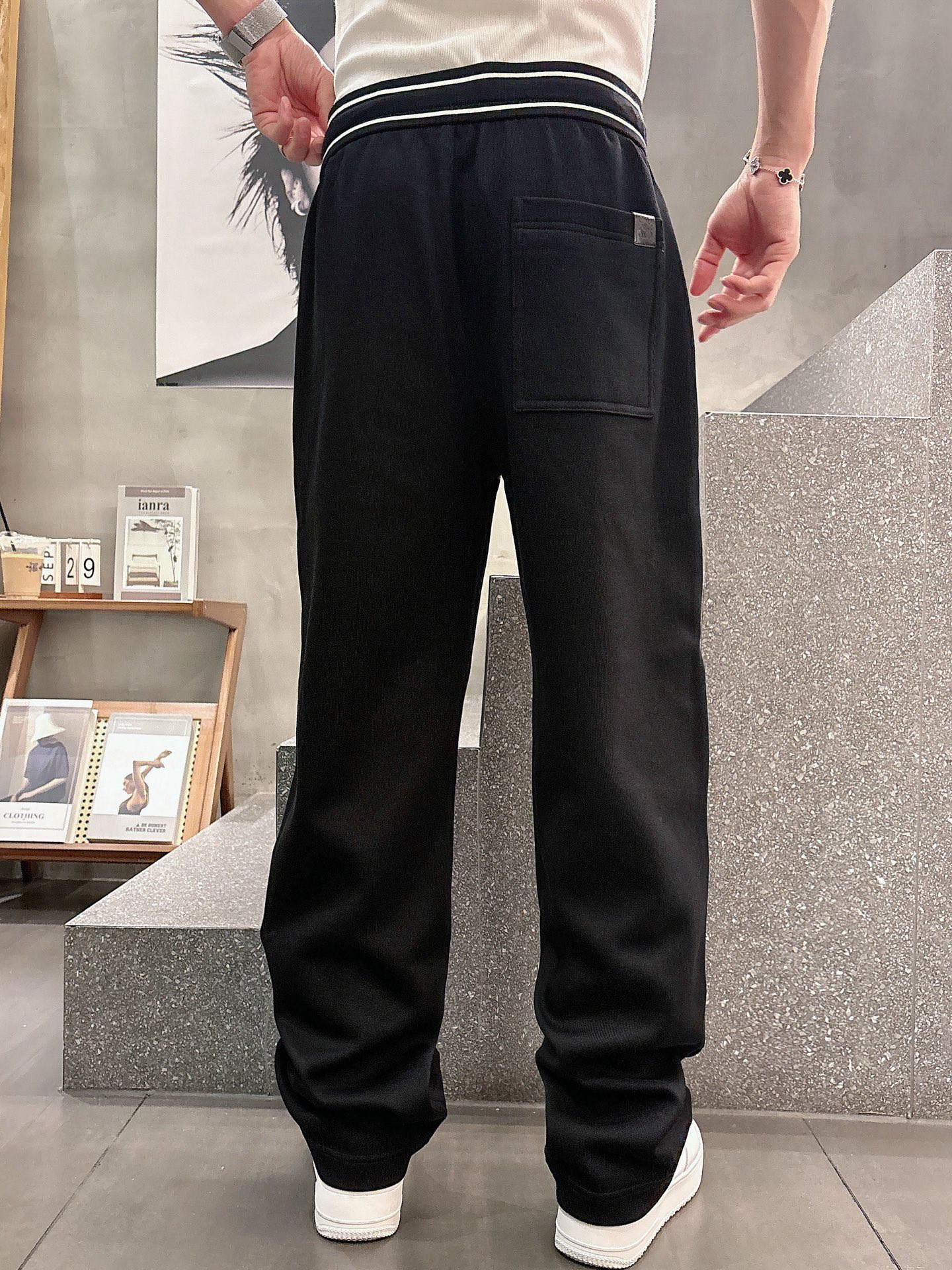 罗家🔥🔥秋冬新款腰间撞色织带棉质休闲长裤，男士经典刺绣logo点缀内里起绒直筒长裤。顶级特殊渠道订单，平