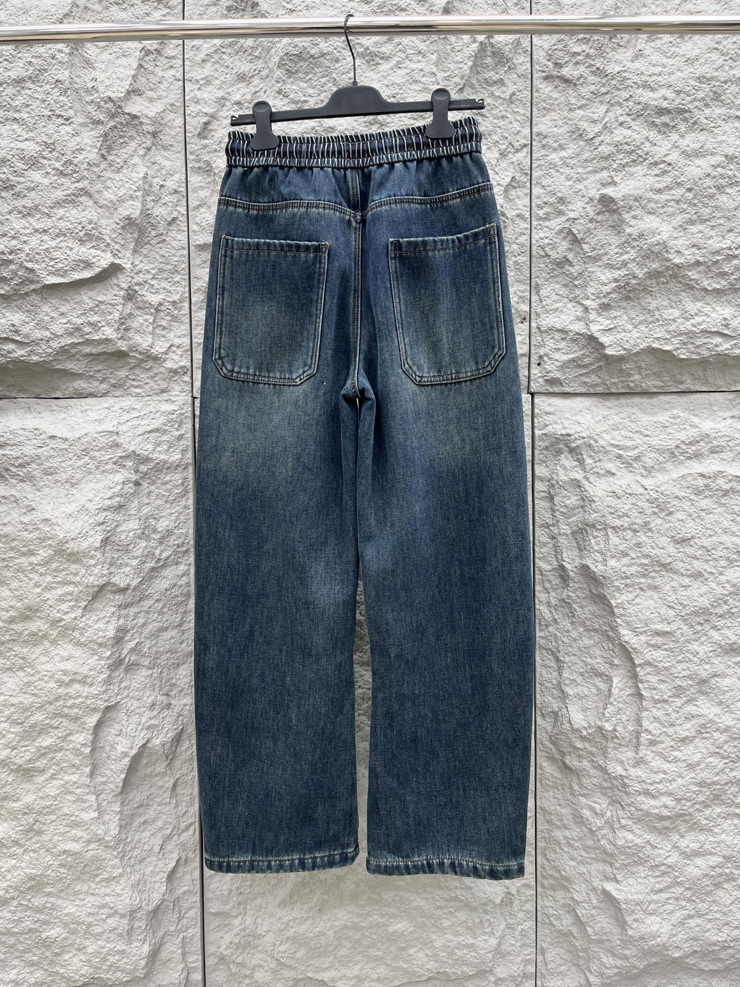 巴黎🔥🔥采用进口优质加绒水洗牛仔面料，整体采用水洗做旧设计工艺，面料挺括有型，设计超级时尚，标识饰于裤子