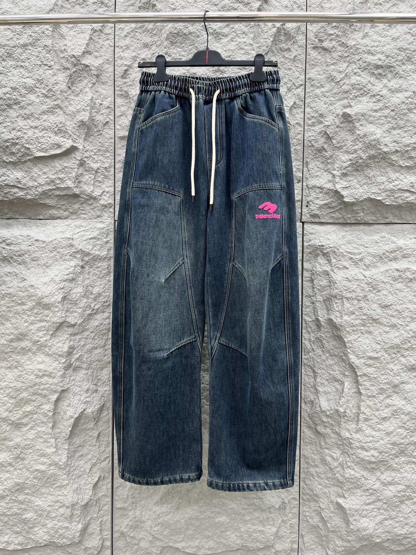 巴黎🔥🔥采用进口优质加绒水洗牛仔面料，整体采用水洗做旧设计工艺，面料挺括有型，设计超级时尚，标识饰于裤子