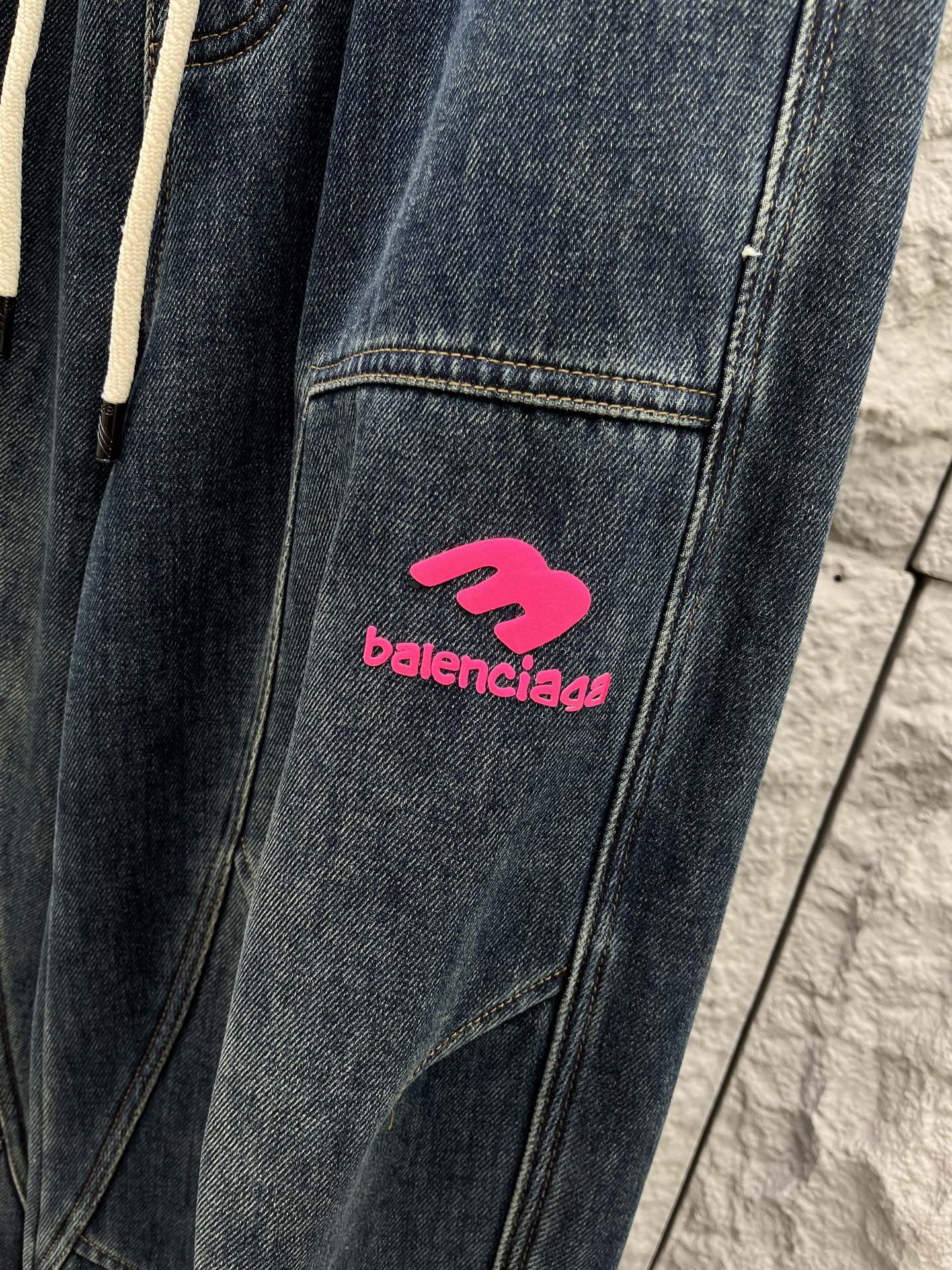 巴黎🔥🔥采用进口优质加绒水洗牛仔面料，整体采用水洗做旧设计工艺，面料挺括有型，设计超级时尚，标识饰于裤子