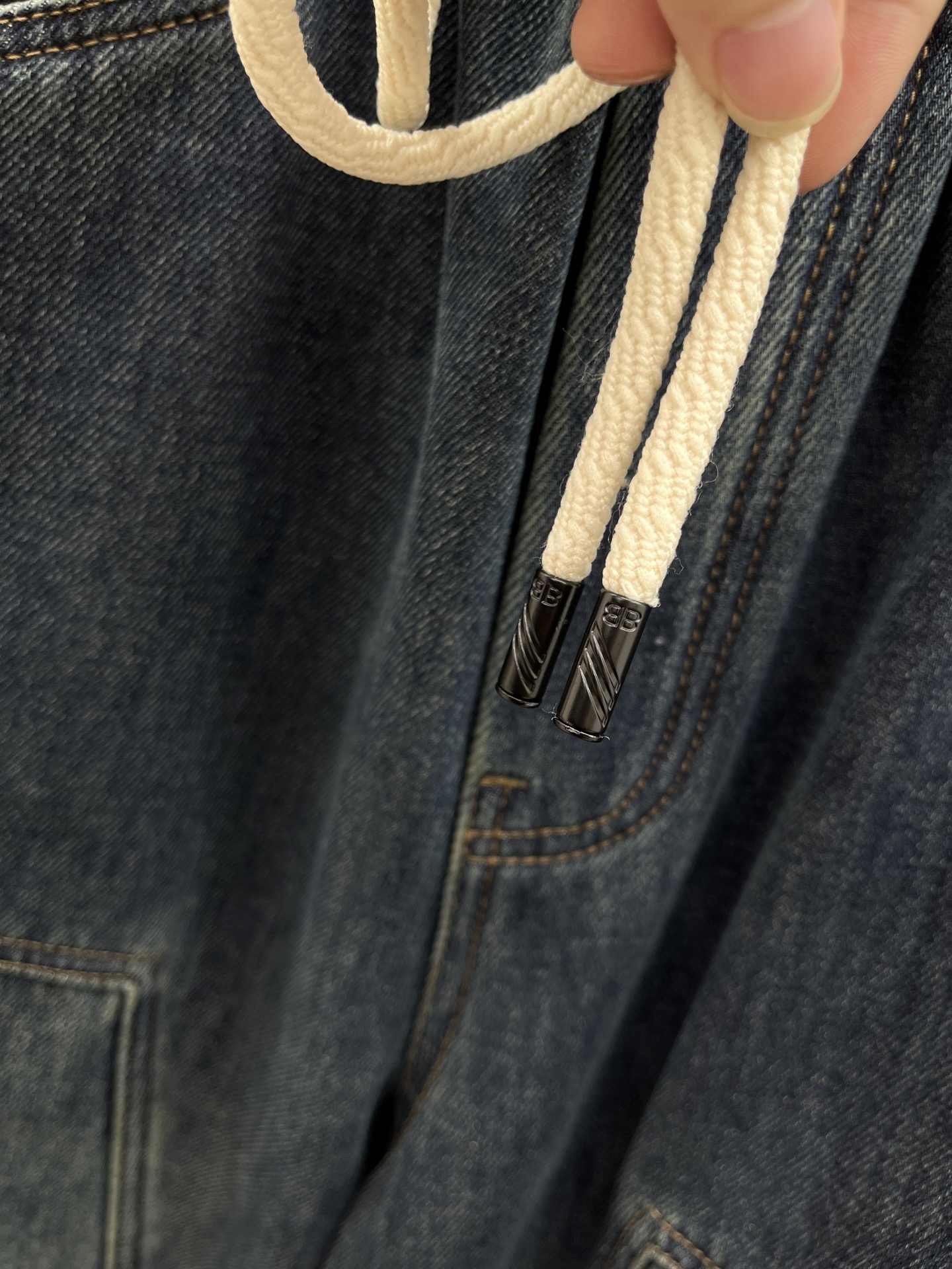 巴黎🔥🔥采用进口优质加绒水洗牛仔面料，整体采用水洗做旧设计工艺，面料挺括有型，设计超级时尚，标识饰于裤子