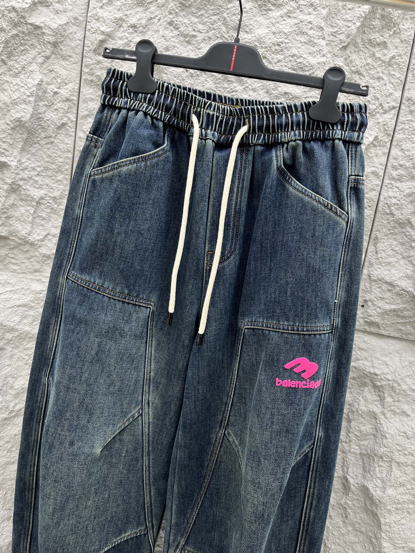 巴黎🔥🔥采用进口优质加绒水洗牛仔面料，整体采用水洗做旧设计工艺，面料挺括有型，设计超级时尚，标识饰于裤子