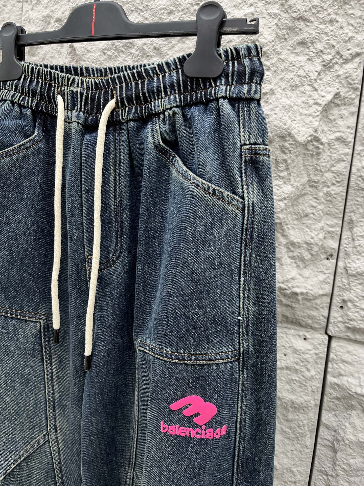 巴黎🔥🔥采用进口优质加绒水洗牛仔面料，整体采用水洗做旧设计工艺，面料挺括有型，设计超级时尚，标识饰于裤子