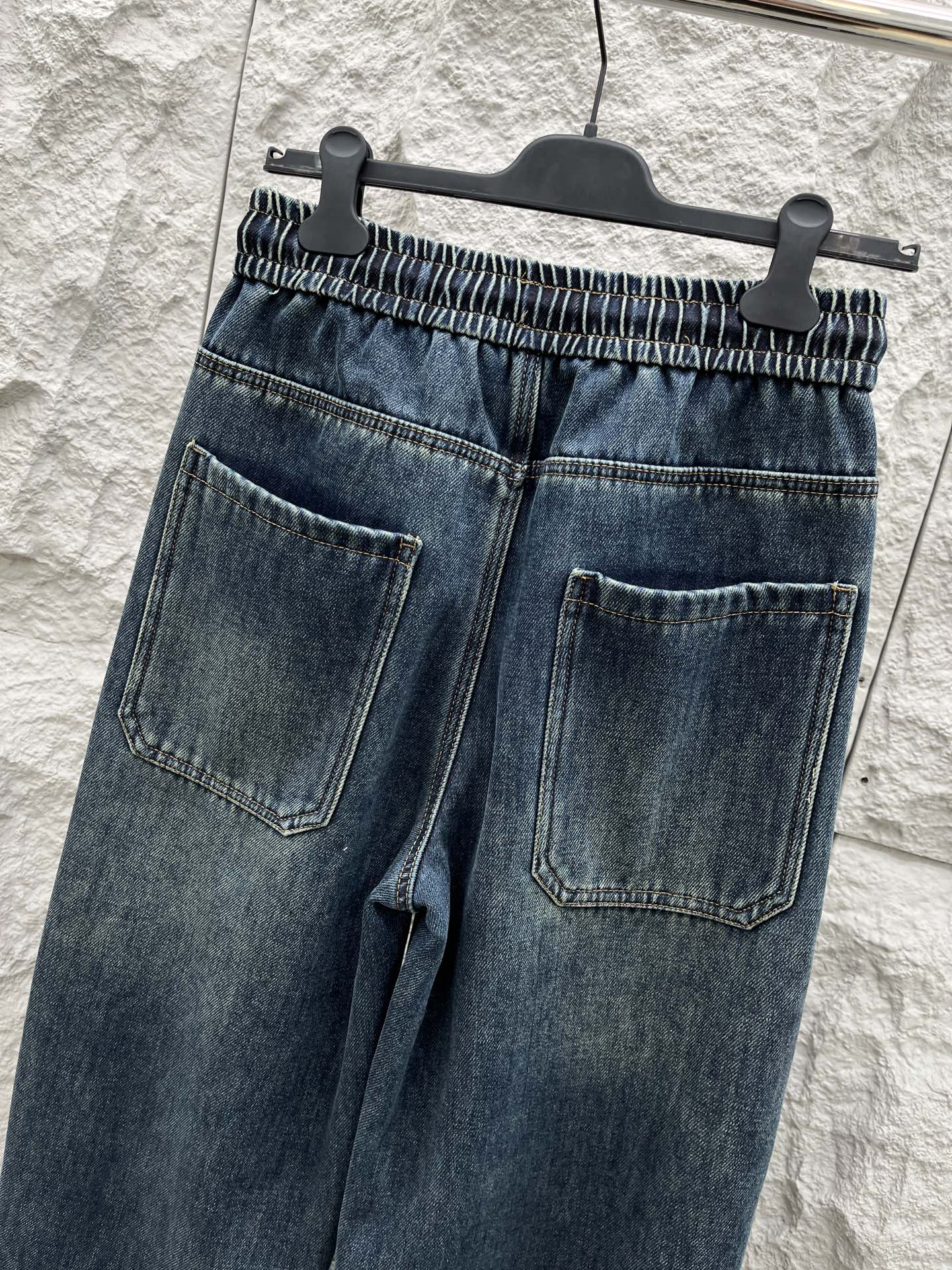 巴黎🔥🔥采用进口优质加绒水洗牛仔面料，整体采用水洗做旧设计工艺，面料挺括有型，设计超级时尚，标识饰于裤子