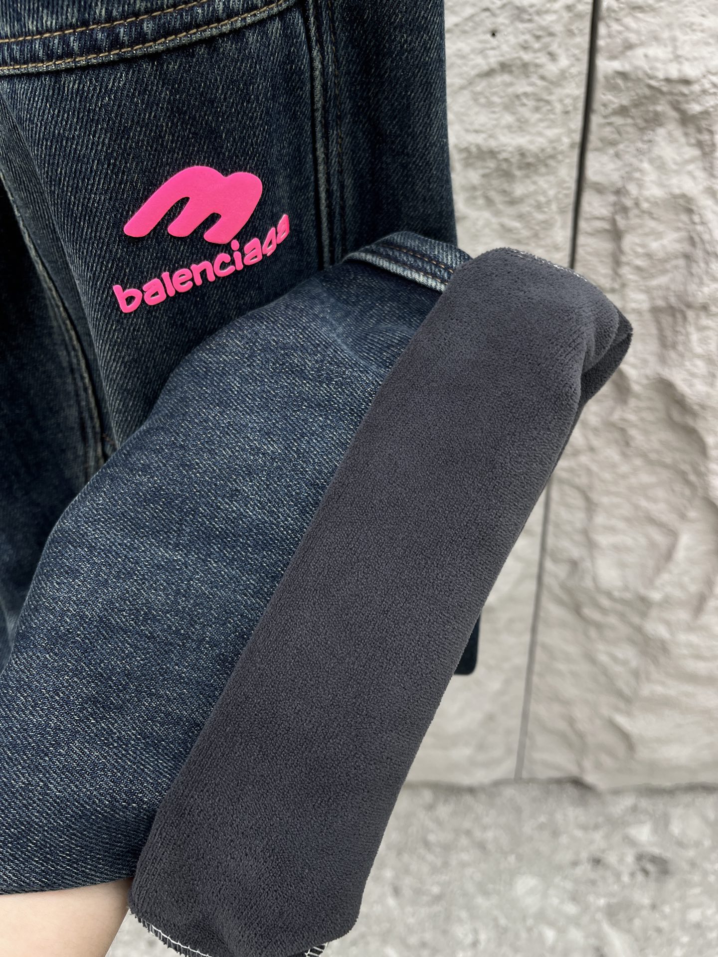 巴黎🔥🔥采用进口优质加绒水洗牛仔面料，整体采用水洗做旧设计工艺，面料挺括有型，设计超级时尚，标识饰于裤子