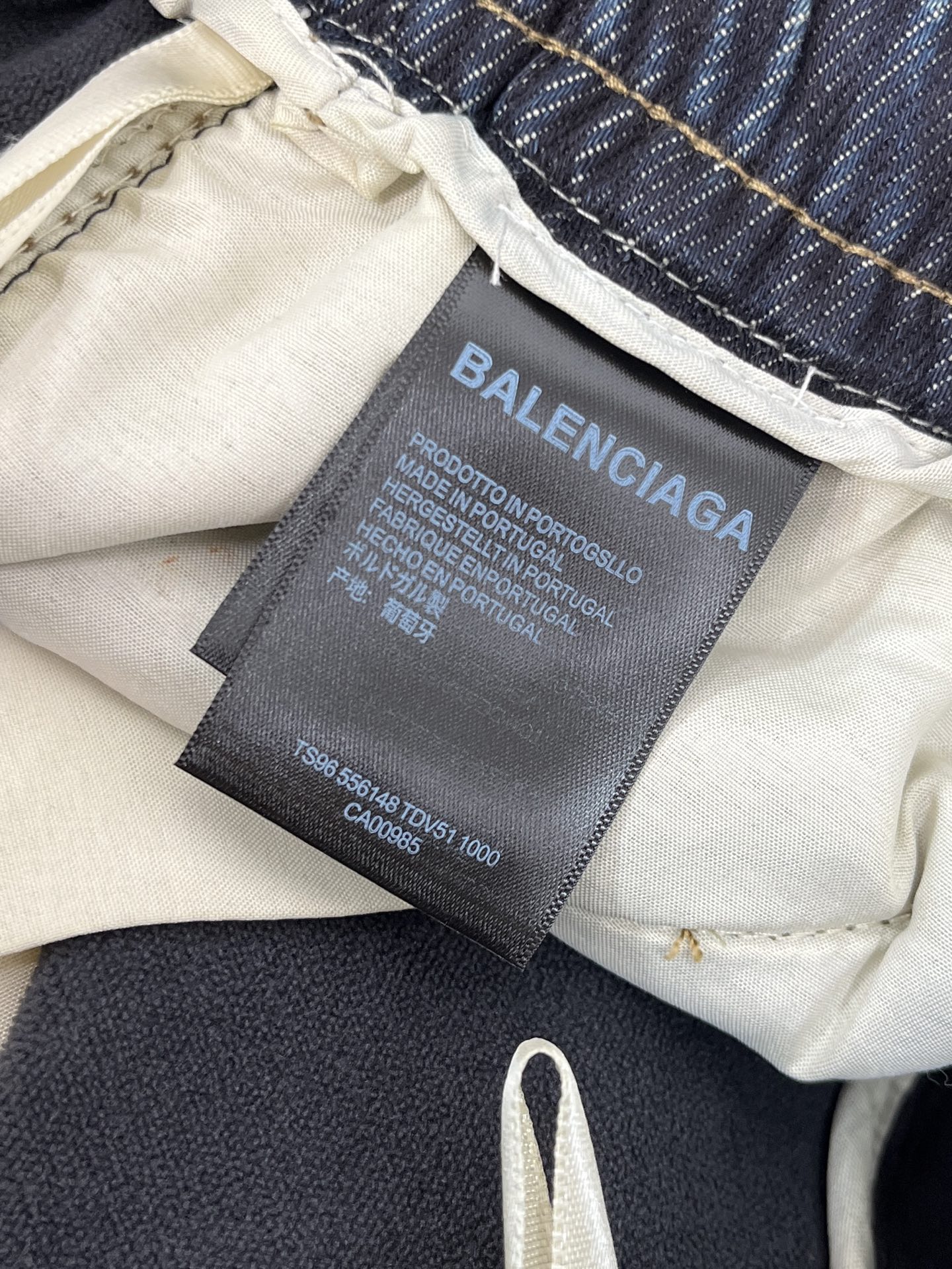 巴黎🔥🔥采用进口优质加绒水洗牛仔面料，整体采用水洗做旧设计工艺，面料挺括有型，设计超级时尚，标识饰于裤子