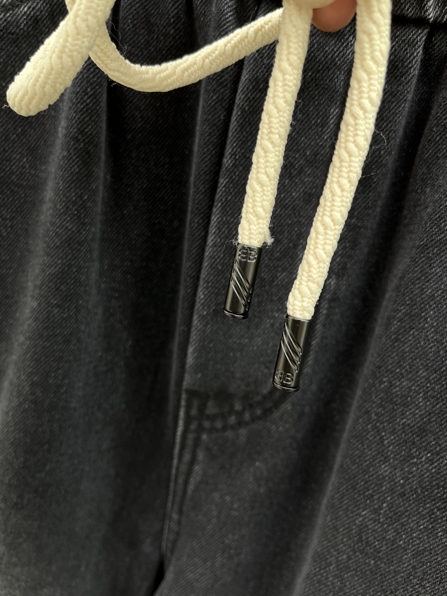 巴黎🔥🔥采用进口优质加绒水洗牛仔面料，整体采用水洗做旧设计工艺，面料挺括有型，设计超级时尚，标识饰于裤子