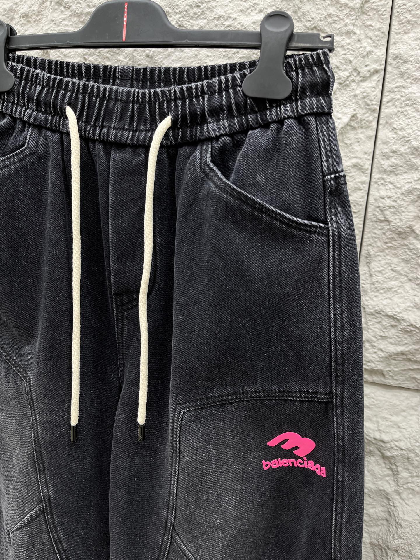 巴黎🔥🔥采用进口优质加绒水洗牛仔面料，整体采用水洗做旧设计工艺，面料挺括有型，设计超级时尚，标识饰于裤子