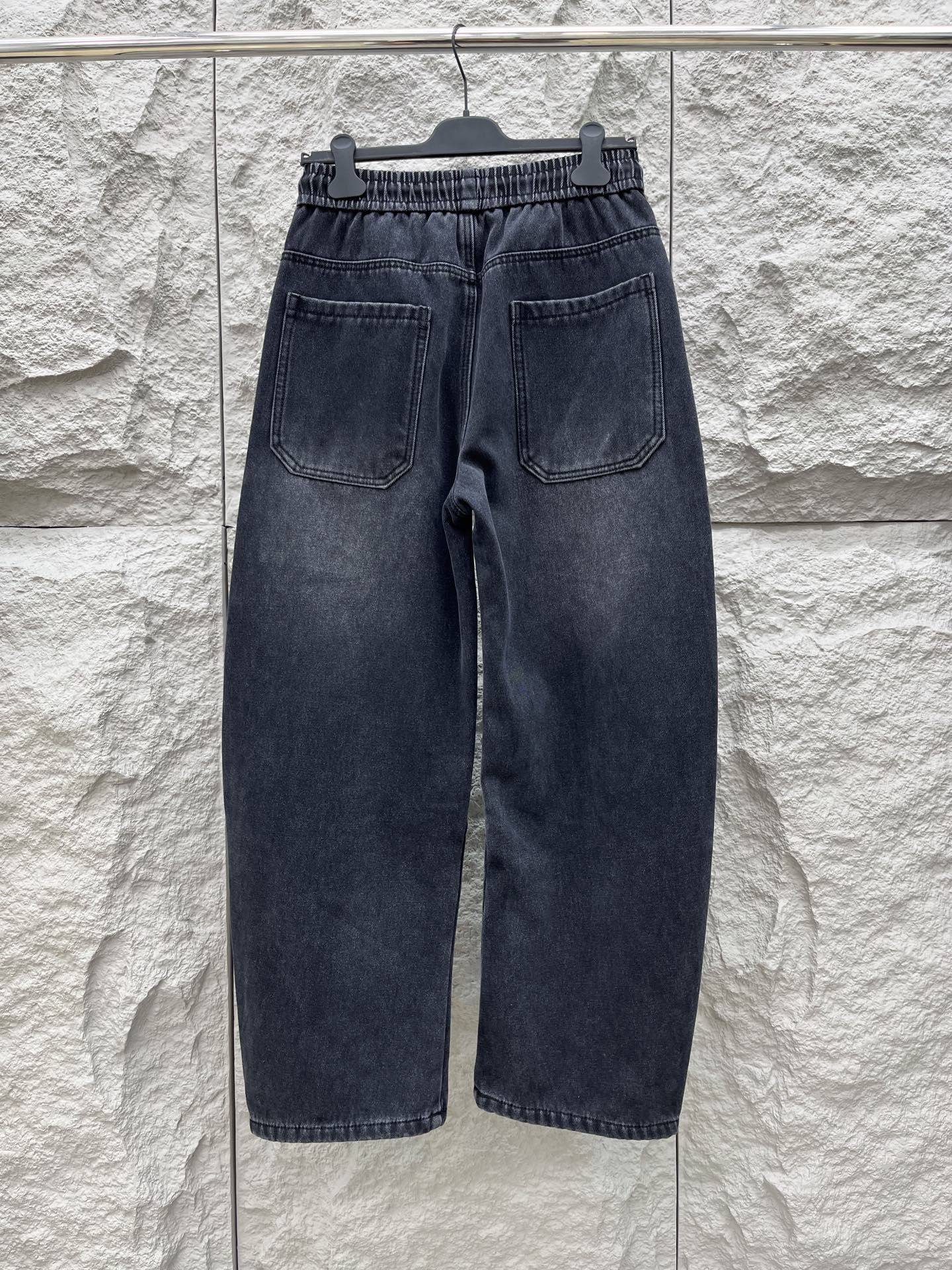 巴黎🔥🔥采用进口优质加绒水洗牛仔面料，整体采用水洗做旧设计工艺，面料挺括有型，设计超级时尚，标识饰于裤子