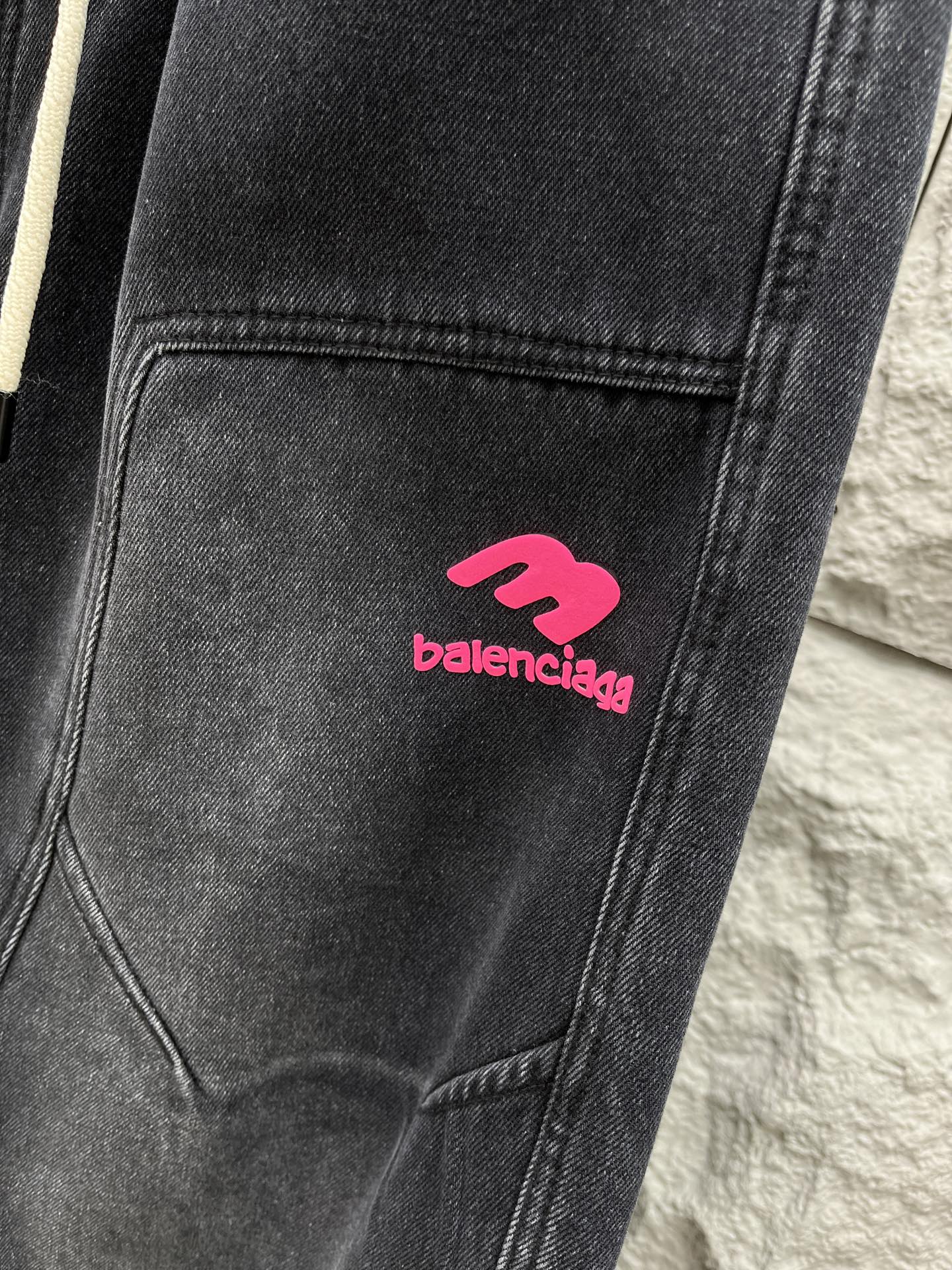 巴黎🔥🔥采用进口优质加绒水洗牛仔面料，整体采用水洗做旧设计工艺，面料挺括有型，设计超级时尚，标识饰于裤子