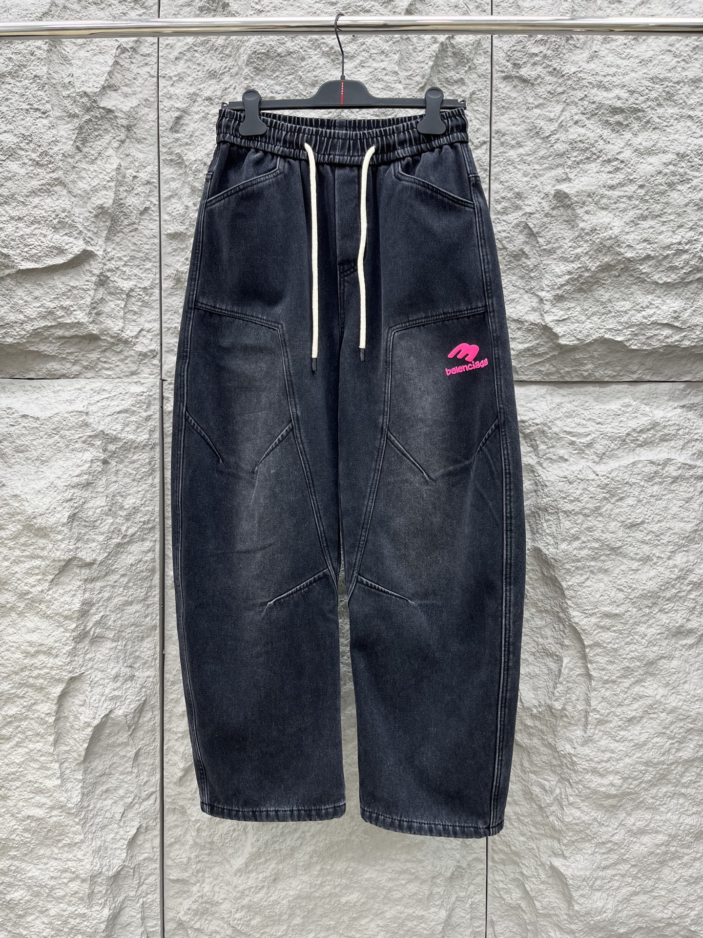 巴黎🔥🔥采用进口优质加绒水洗牛仔面料，整体采用水洗做旧设计工艺，面料挺括有型，设计超级时尚，标识饰于裤子