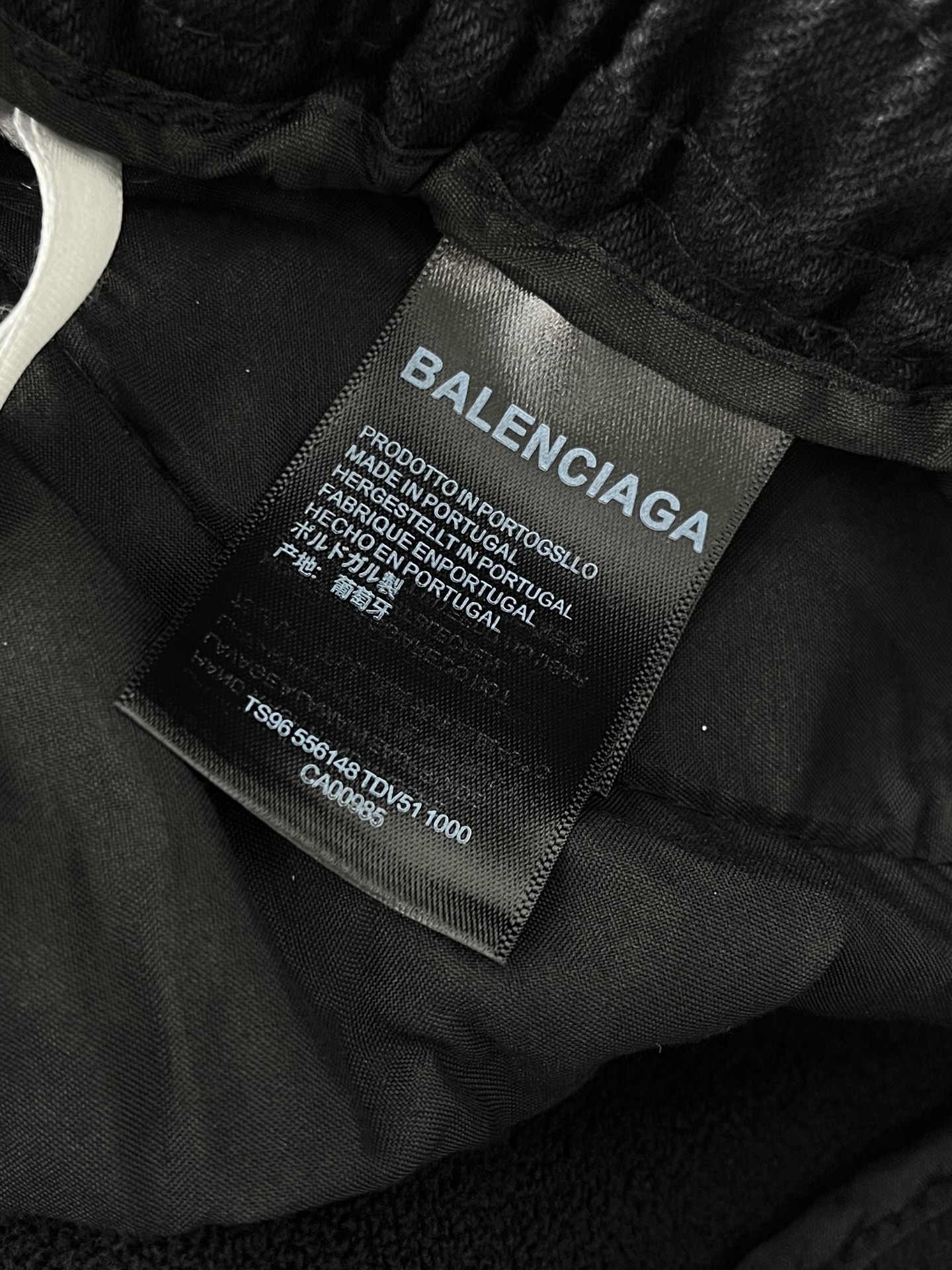 巴黎🔥🔥采用进口优质加绒水洗牛仔面料，整体采用水洗做旧设计工艺，面料挺括有型，设计超级时尚，标识饰于裤子